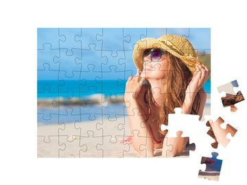 puzzleYOU Puzzle Frau in Bikini und Strohhut am tropischen Strand, 48 Puzzleteile, puzzleYOU-Kollektionen Erotik