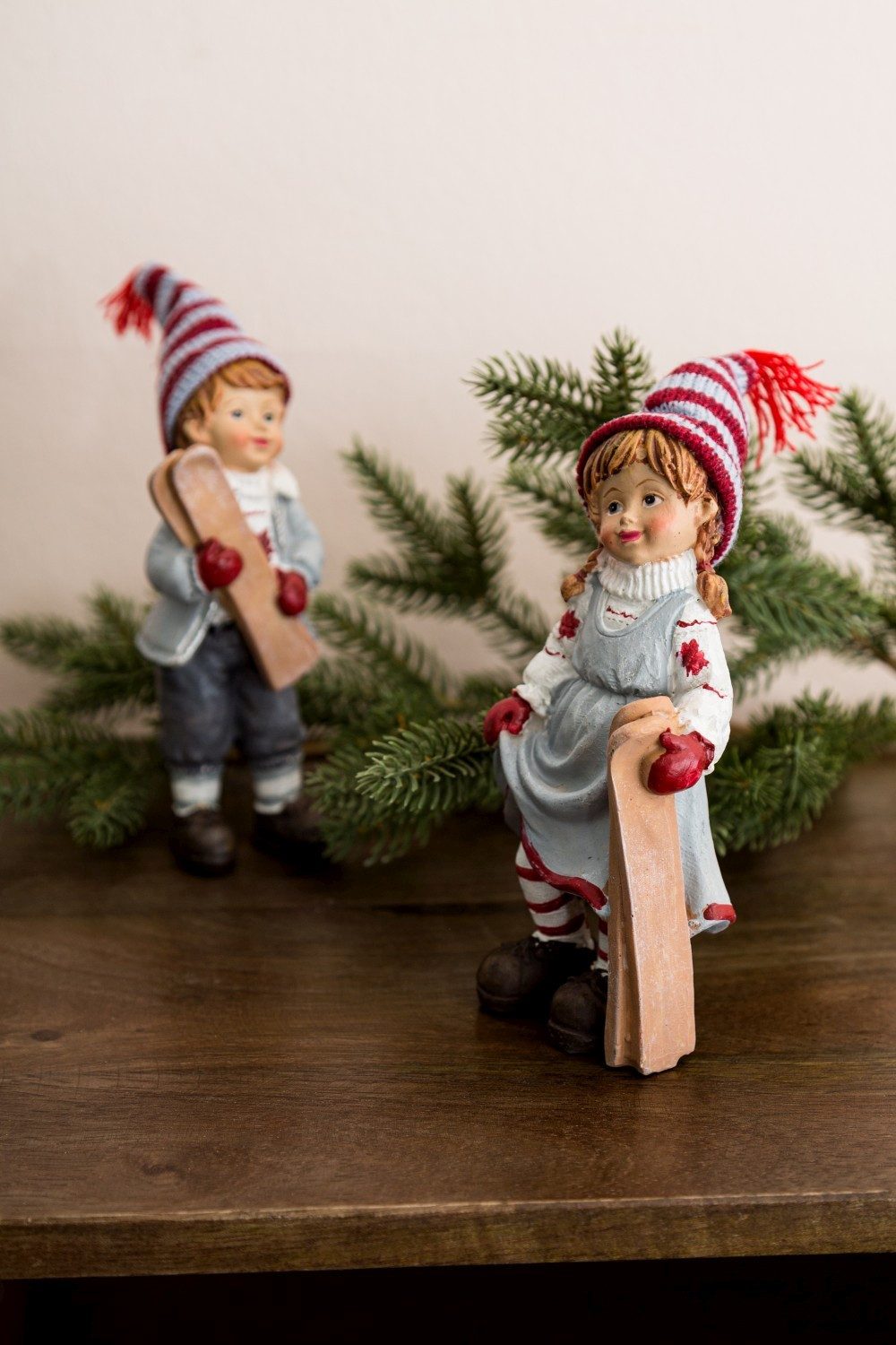Wohnando Dekofigur Winterkinder mit Ski 2er-Set: Bezaubernde Weihnachtsdekoration