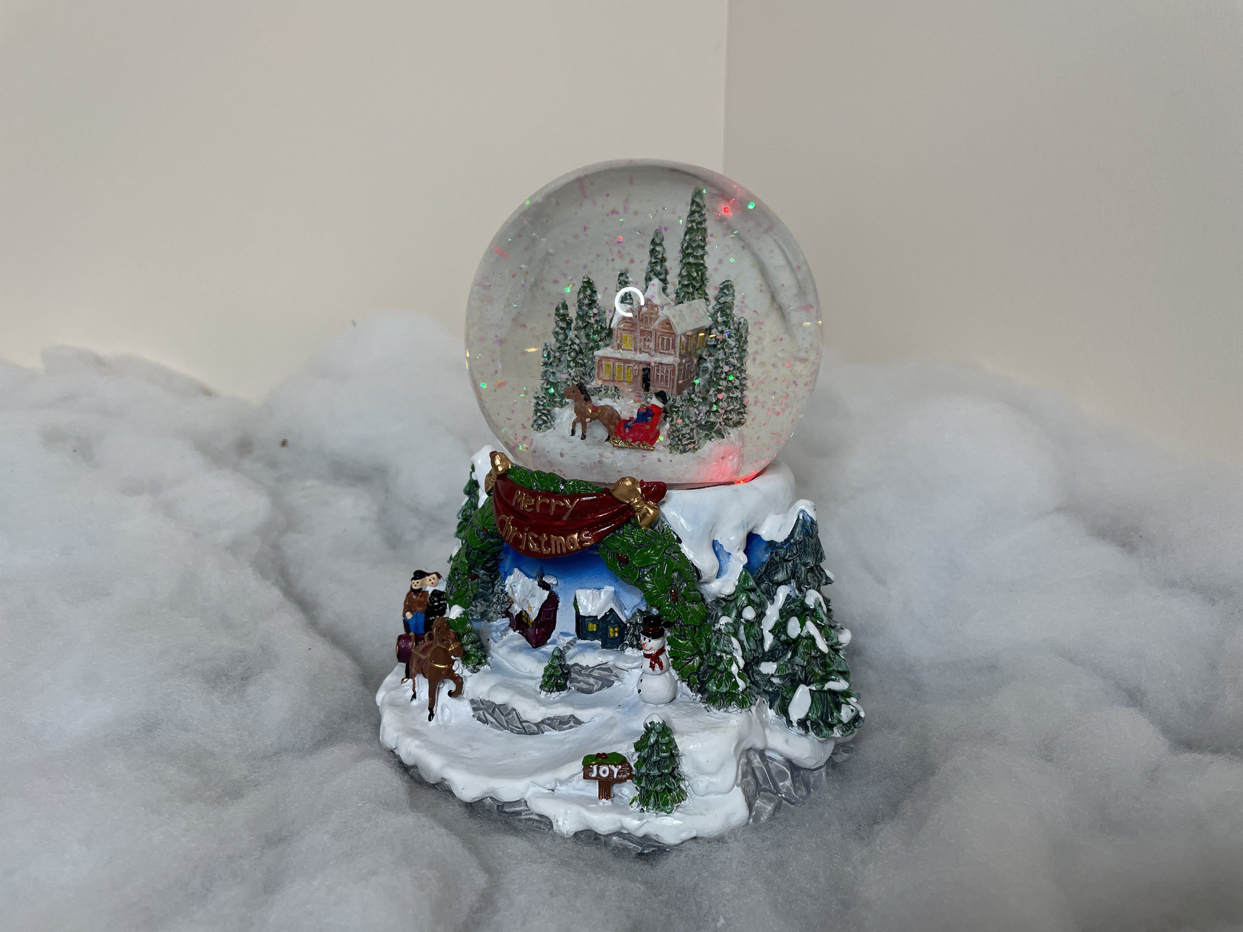 e4fun Weihnachtsdorf Schneekugel Musik mit und LED Schneefall Beleuchtung