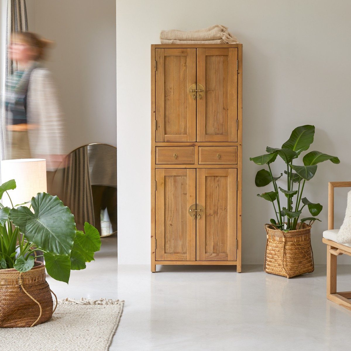 Tikamoon Garderobenschrank Yuki Schrank aus massiver Recycling-Kiefer Natur