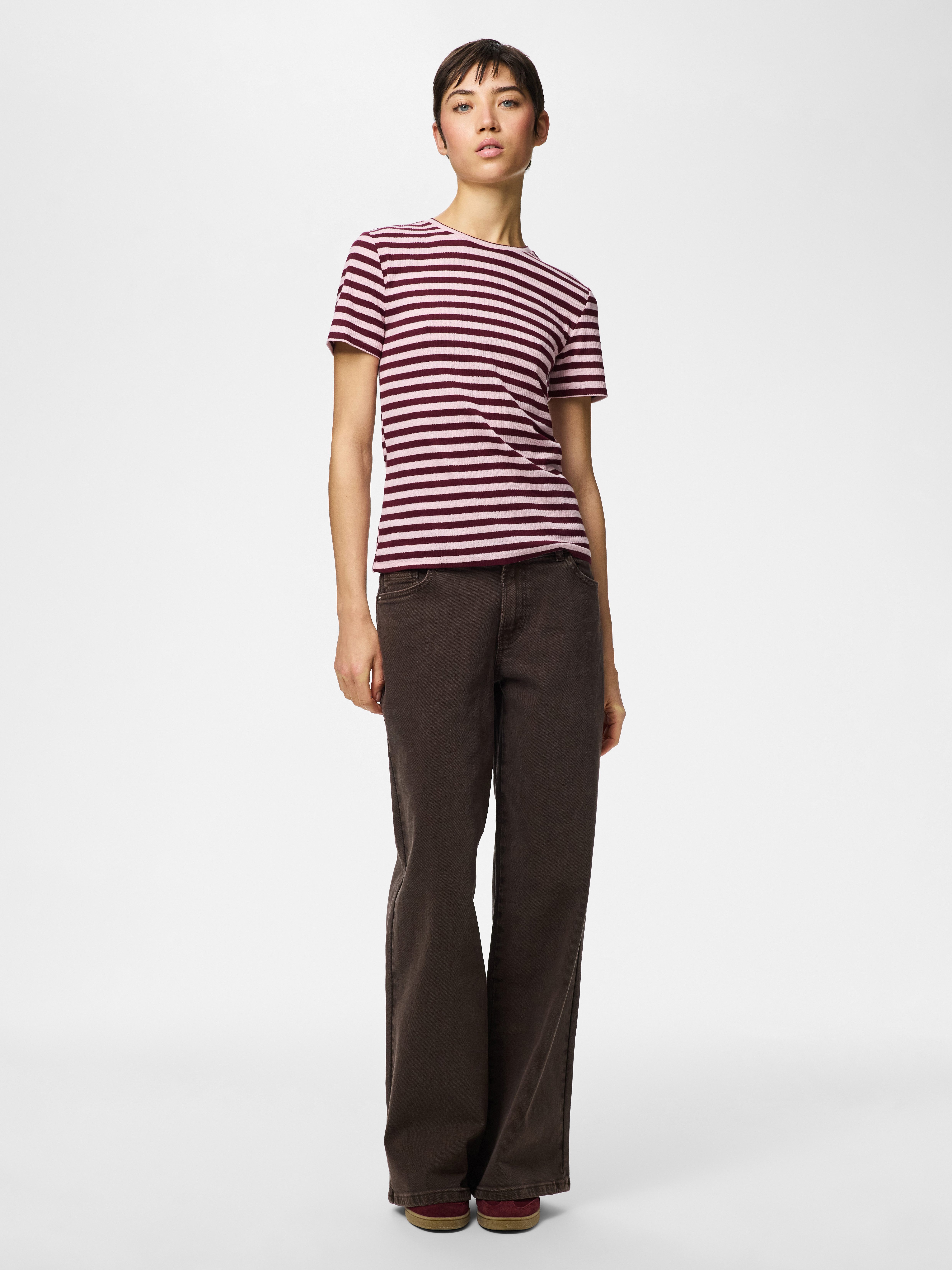 pieces Kurzarmshirt PCRUKA SS TOP JRS NOOS BC mit gerippter Struktur