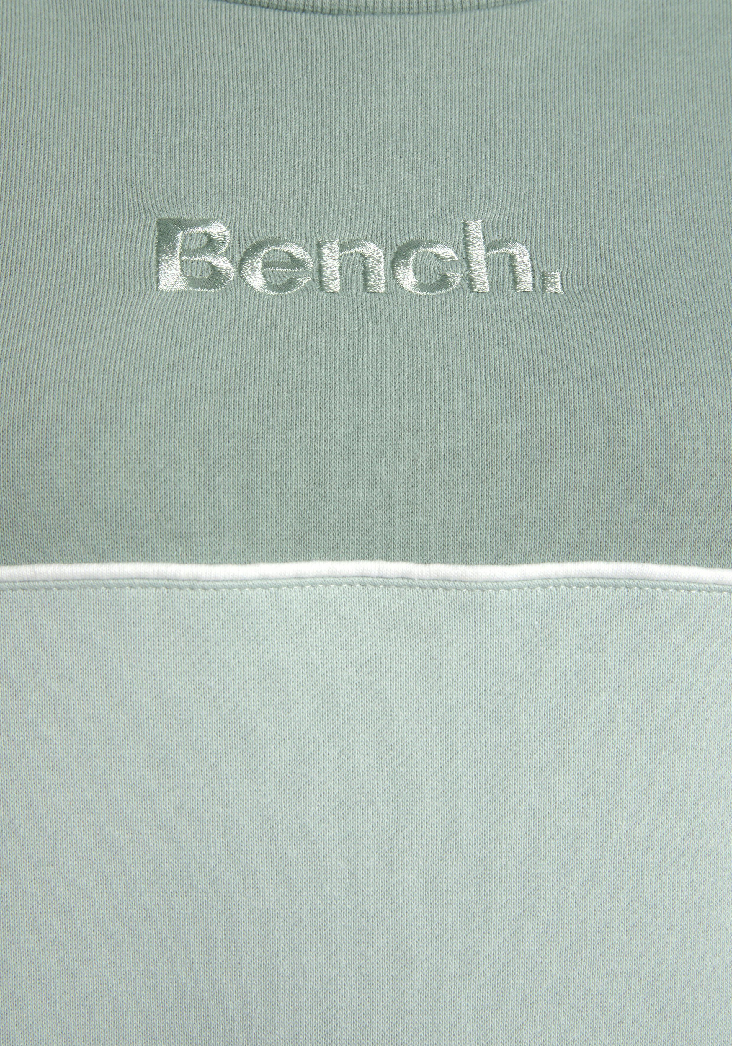 Bench. Sweatkleid in zwei Logostickerei grün-graugrün Farben mit