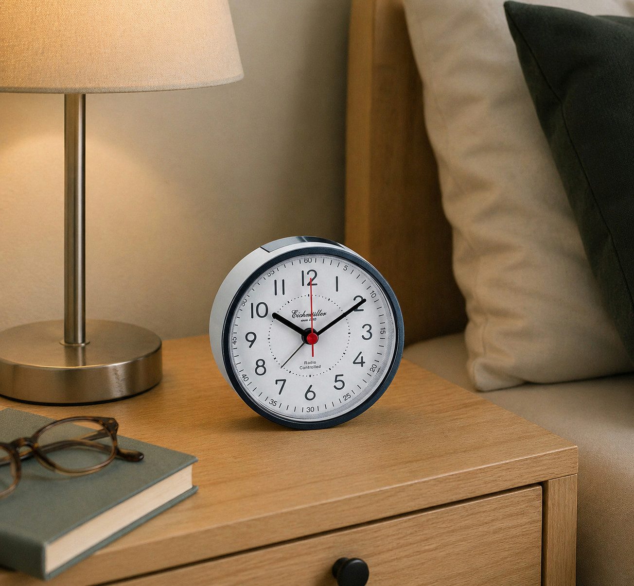 Eichmüller Funkwecker 9841-02 Analog Hellgrau Weiß leise Snooze Beleuchtung Nachttischwecker