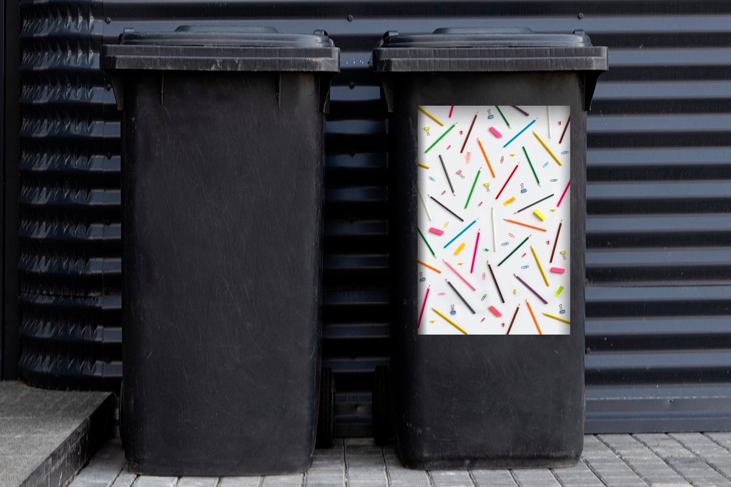 MuchoWow Wandsticker Buntstifte auf weißem Container, St), Mülleimer-aufkleber, (1 Hintergrund Abfalbehälter Sticker, Mülltonne