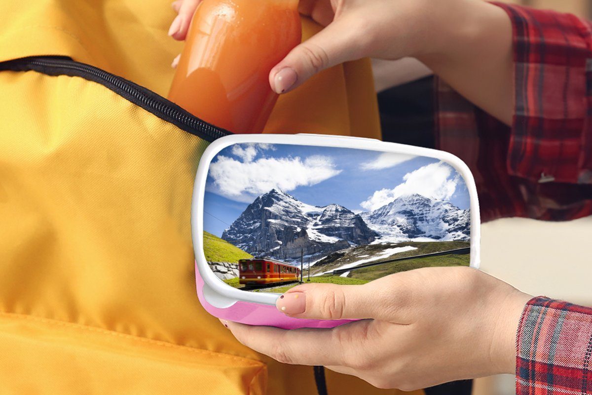 Hintergrund, im Mädchen, Brotbox Ein Erwachsene, Kinder, Kunststoff Lunchbox (2-tlg), MuchoWow mit rosa Brotdose Kunststoff, Snackbox, roter für Bergen Zug