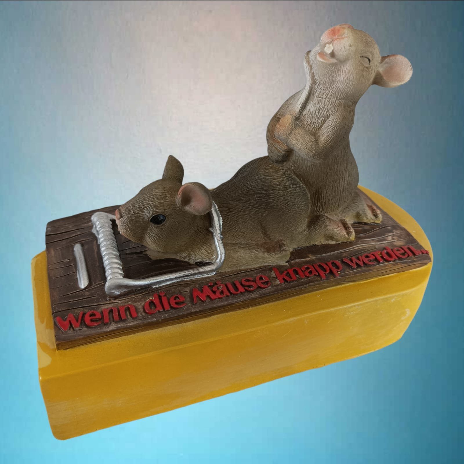 Aspinaworld Dekofigur Deko Spardose Mäuse Paar auf Mausefalle 13 cm