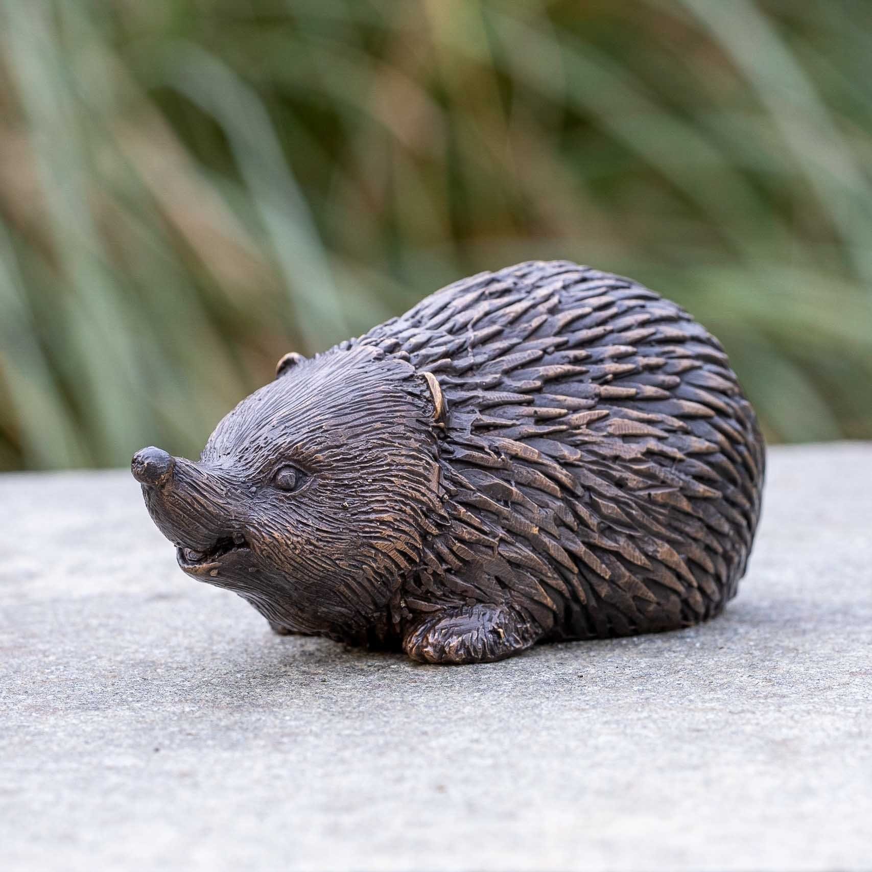 Regen Bronze-Skulptur Gartenfigur von Bronze robust Langlebig in gegen in UV-Strahlung. – witterungsbeständig Hand – IDYL und Modelle Wachsausschmelzverfahren und Die Bronze sehr Frost, gegossen IDYL – werden Igel, patiniert.