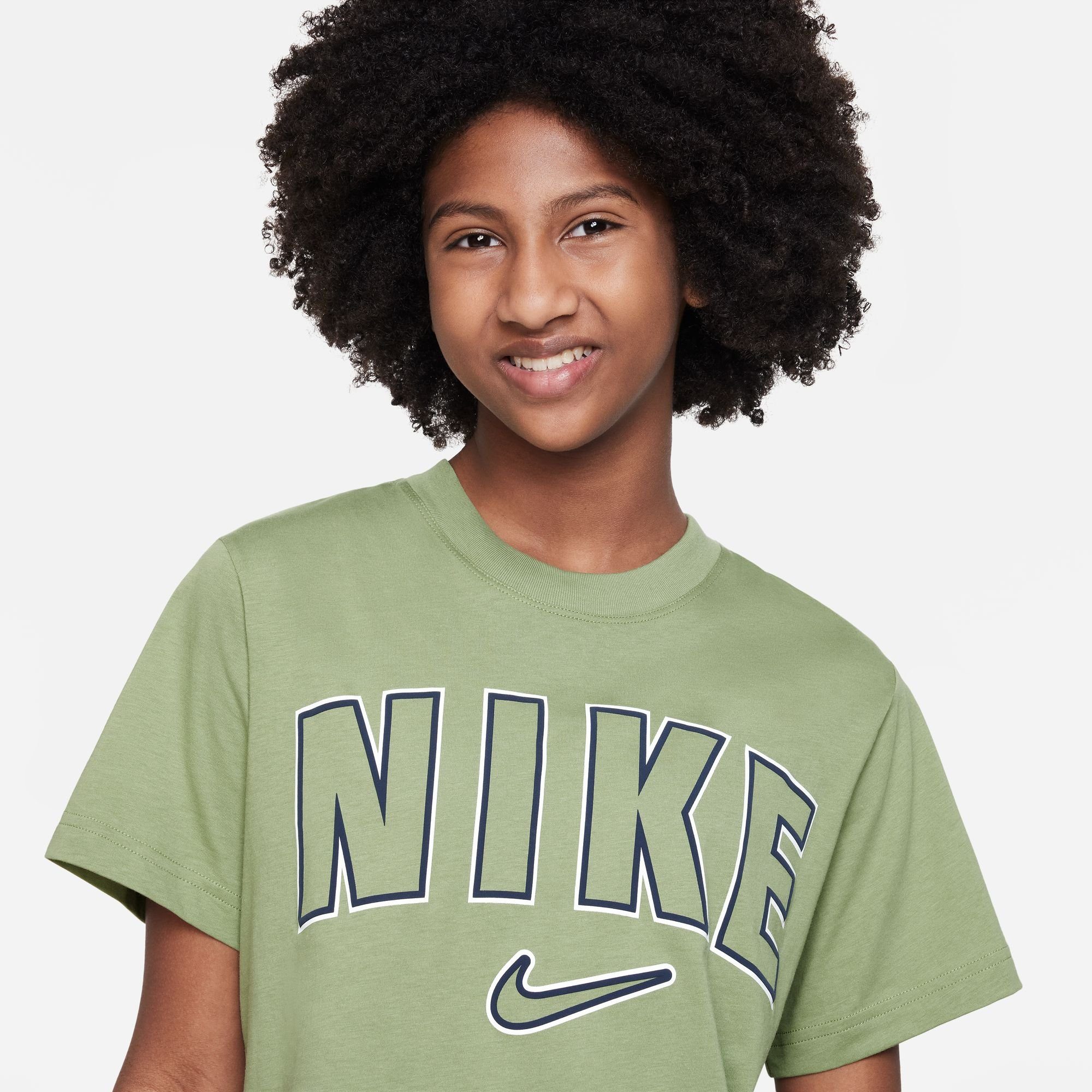 Nike Sportswear Short BOXY Sleeve PRNT G T-Shirt Kinder NSW - für TEE OIL GREEN