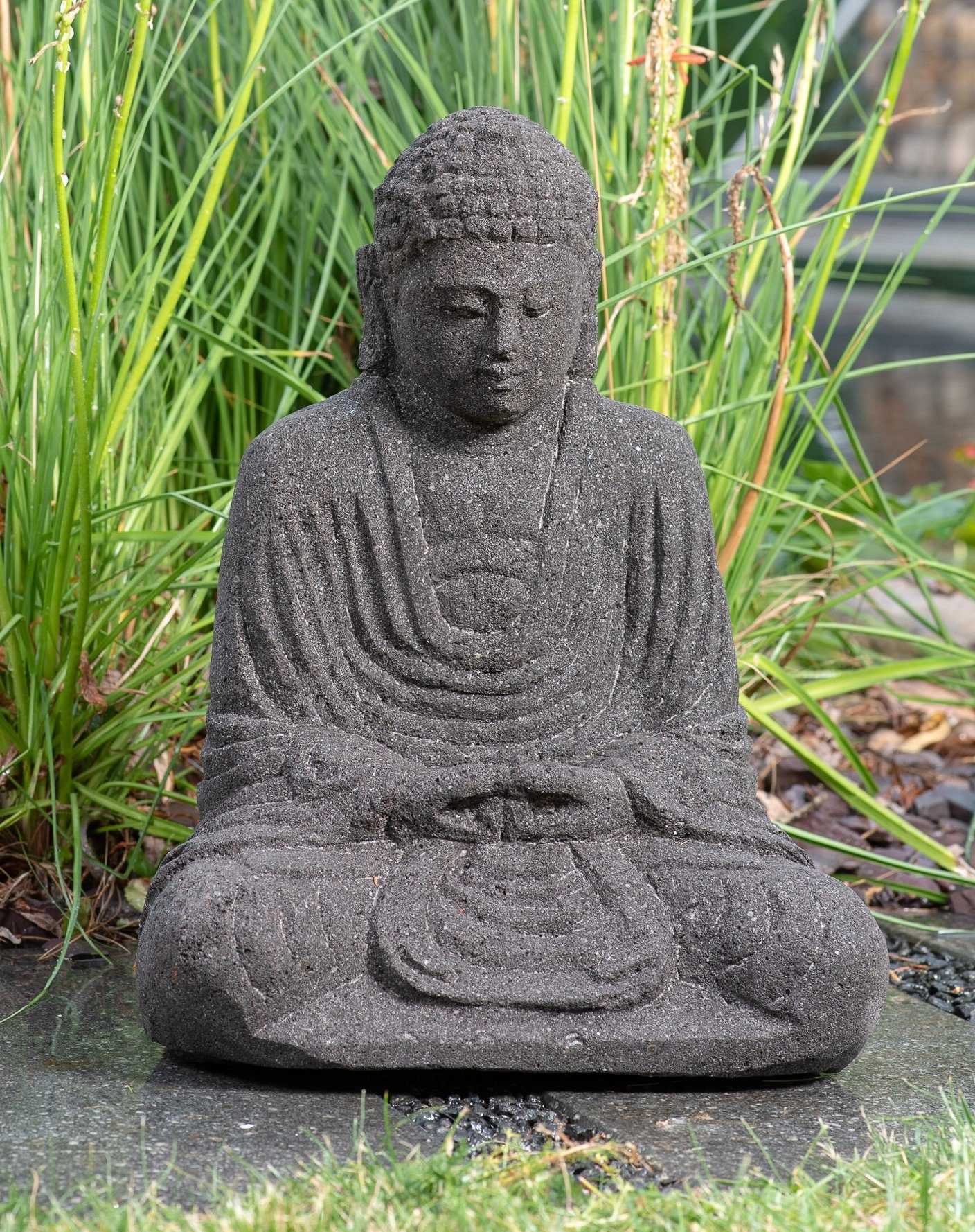 IDYL Gartenfigur Japanischer Buddha aus Lavastein, Lavastein – ein Naturprodukt mit leichten Einschüssen – wetterfest und frostsicher – Reine Handarbeit.