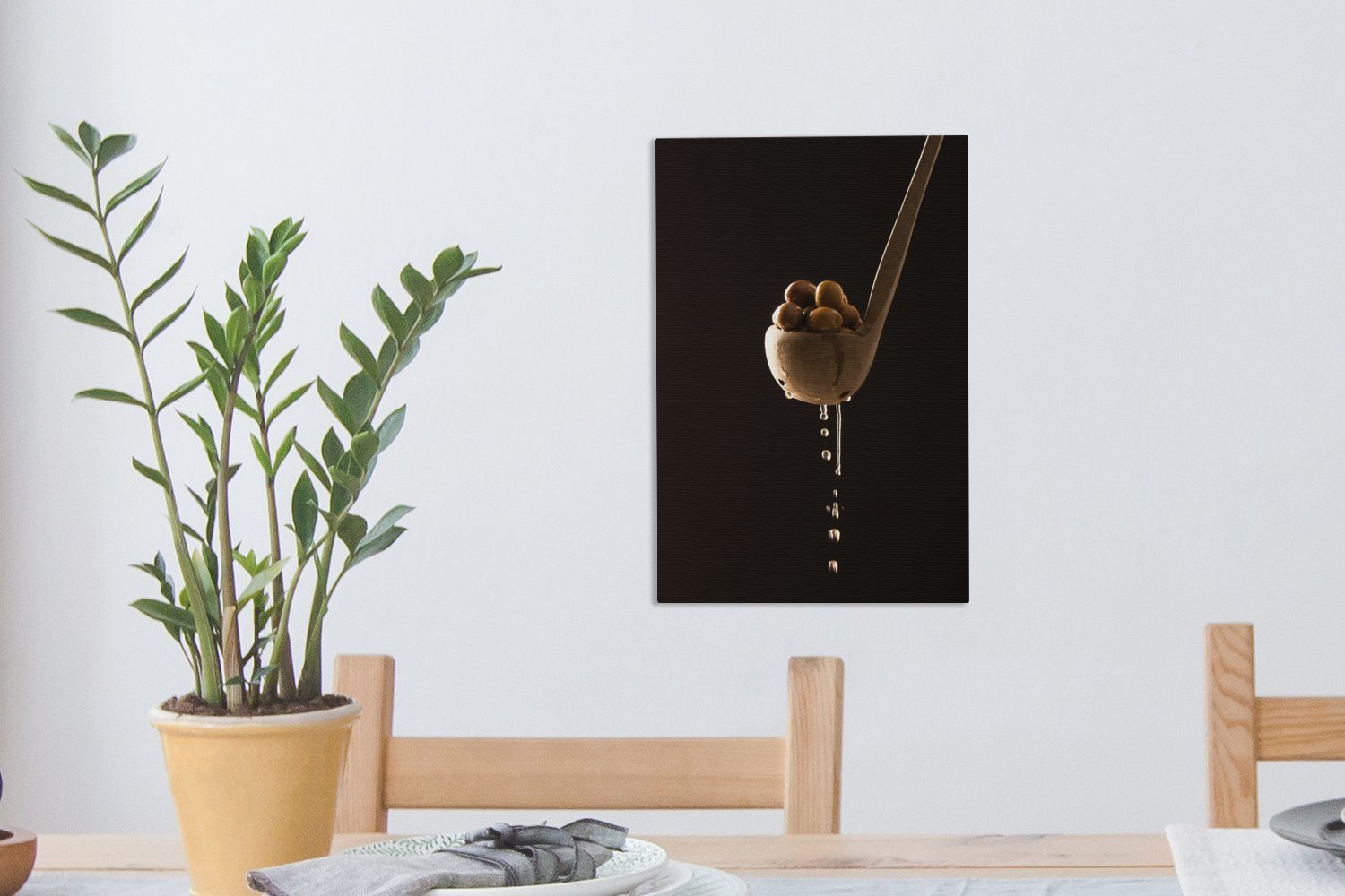 OneMillionCanvasses® Leinwandbild Oliven (1 schwarzen vor bespannt Holzlöffel Zackenaufhänger, inkl. 20x30 Hintergrund, cm fertig Gemälde, in einem einem St), Leinwandbild