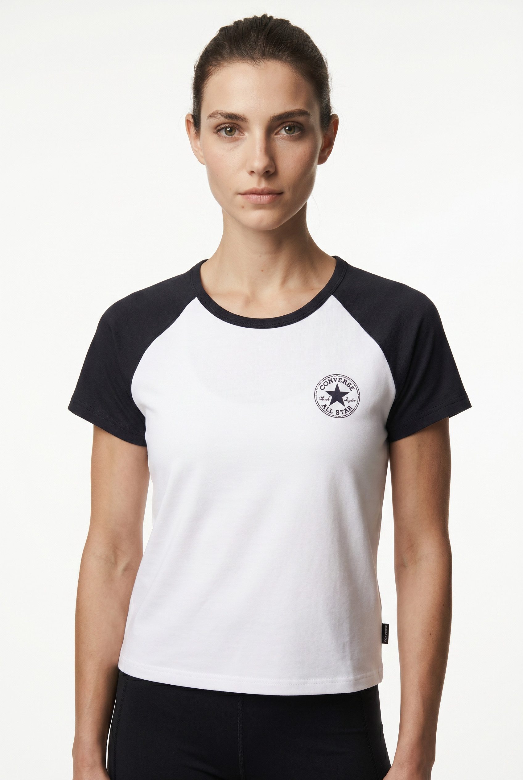 Converse T-Shirt WOMEN'S CONVERSE CHUCK TAYLOR RAGLAN T-SHIRT mit Raglanärmeln, Kurzarm-Design, aus Baumwolle und Polyurethan