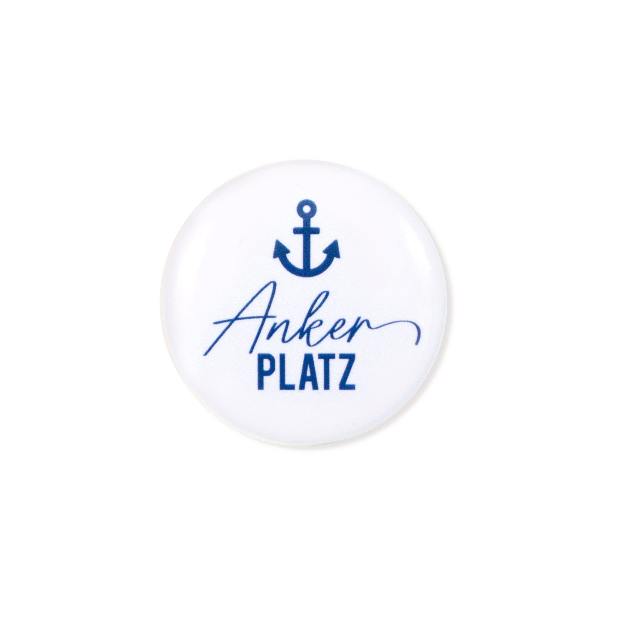 Bow & Hummingbird Magnet Kühlschrankmagnet „Ankerplatz“ – Maritimer Deko-Magnet mit Spruch (3,7 cm, Blau Weiß), Starker Magnet für Küche & Büro