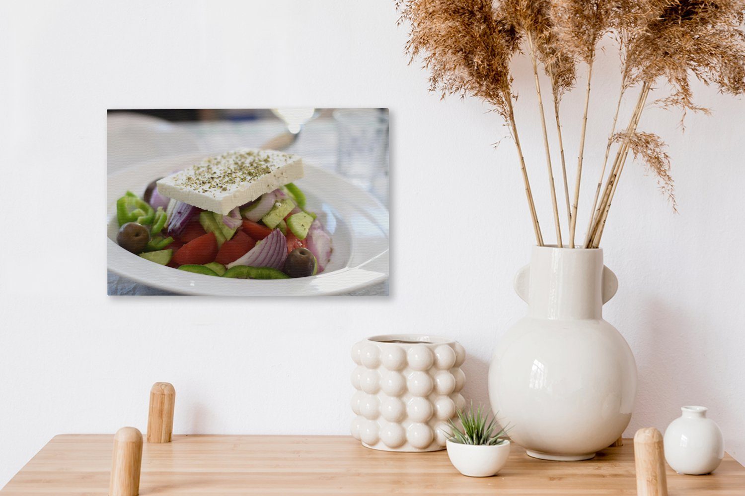 eines Leinwandbilder, Aufhängefertig, cm Nahaufnahme einem St), Wanddeko, griechischen Salats Wandbild Teller, (1 weißen 30x20 OneMillionCanvasses® auf Leinwandbild