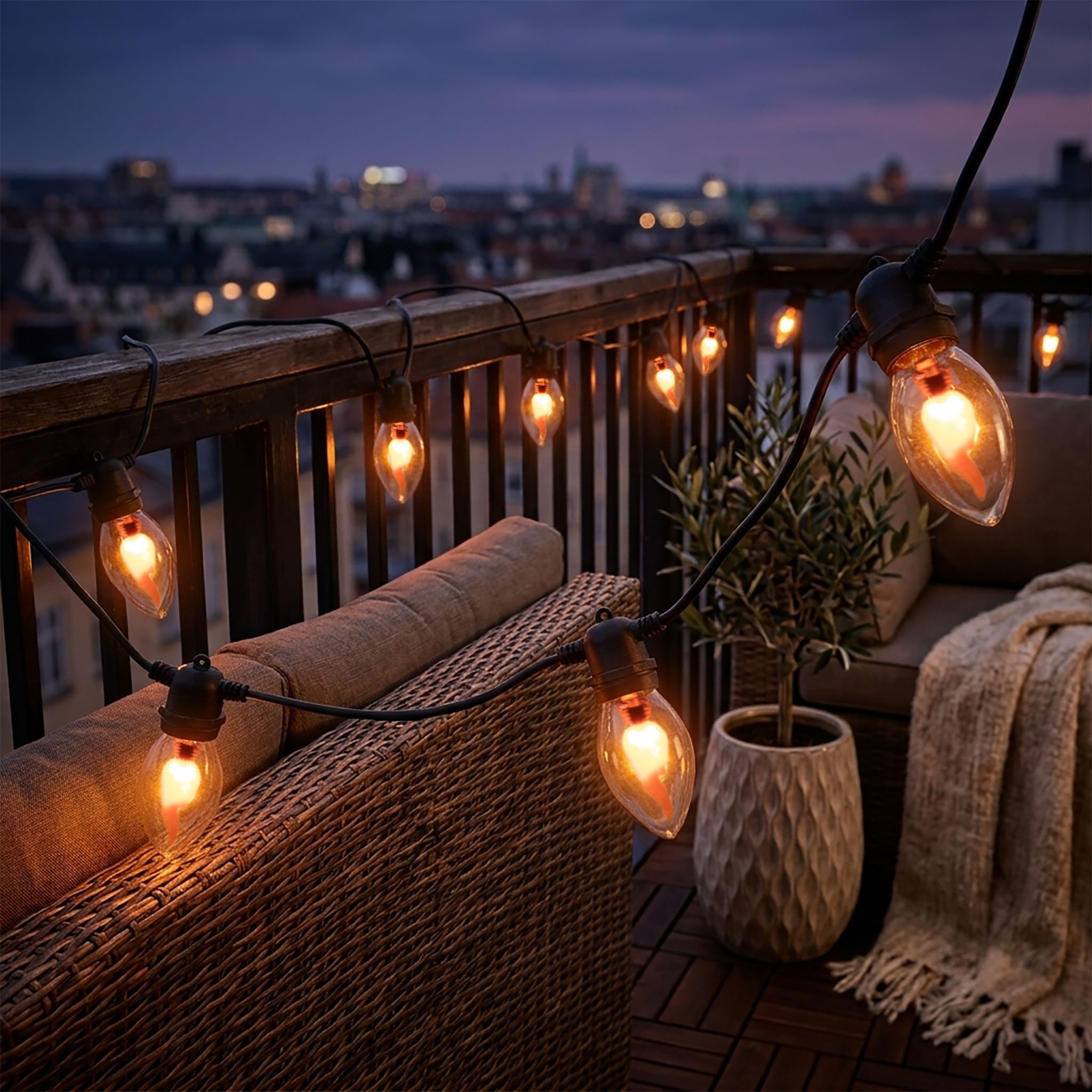Spetebo Lichterkette Lichterkette mit Flammen Effekt Glühbirnen - 270 cm, 10-flammig, Garten Deko Beleuchtung mit Netzstecker für Außen und Innen