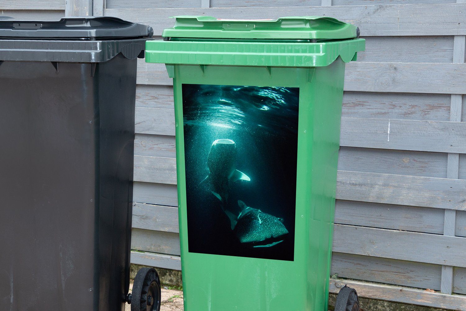 Container, Sticker, Wandsticker Licht Ein Abfalbehälter im (1 Walhai St), Mülltonne, Mülleimer-aufkleber, grünen MuchoWow