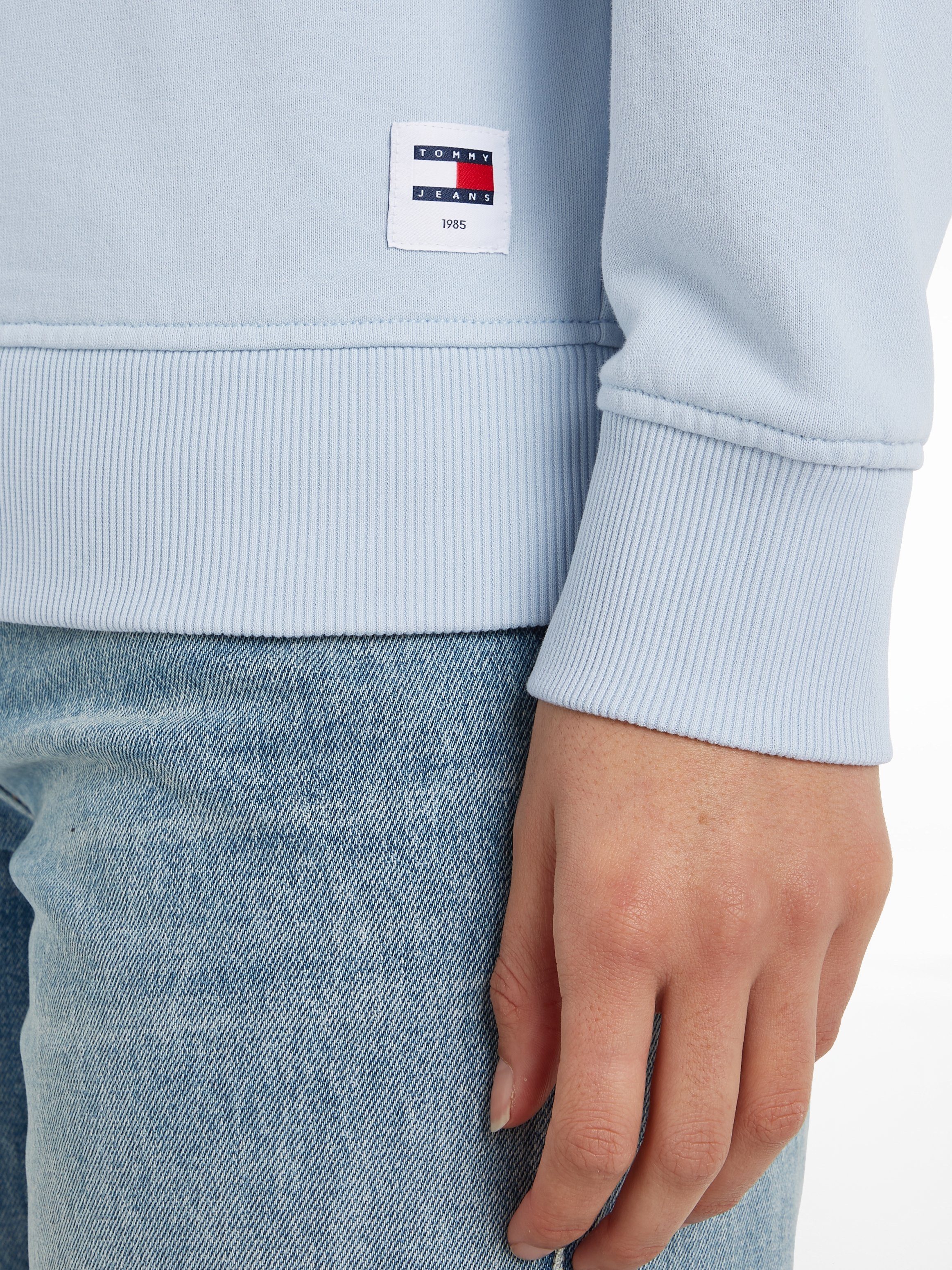 Tommy Jeans Sweatshirt TJW LUXE mit Breezy_Blue VARSITY RLX CREW gesticktem Logoschriftzug