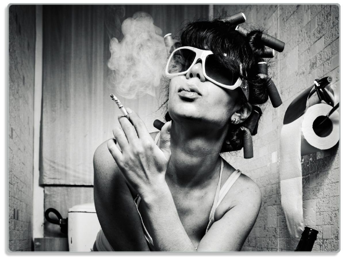 Wallario Schneidebrett Kloparty - Sexy Frau auf Toilette mit Zigarette und Schnaps, ESG-Sicherheitsglas, (inkl. rutschfester Gummifüße 4mm, 1-St), 30x40cm