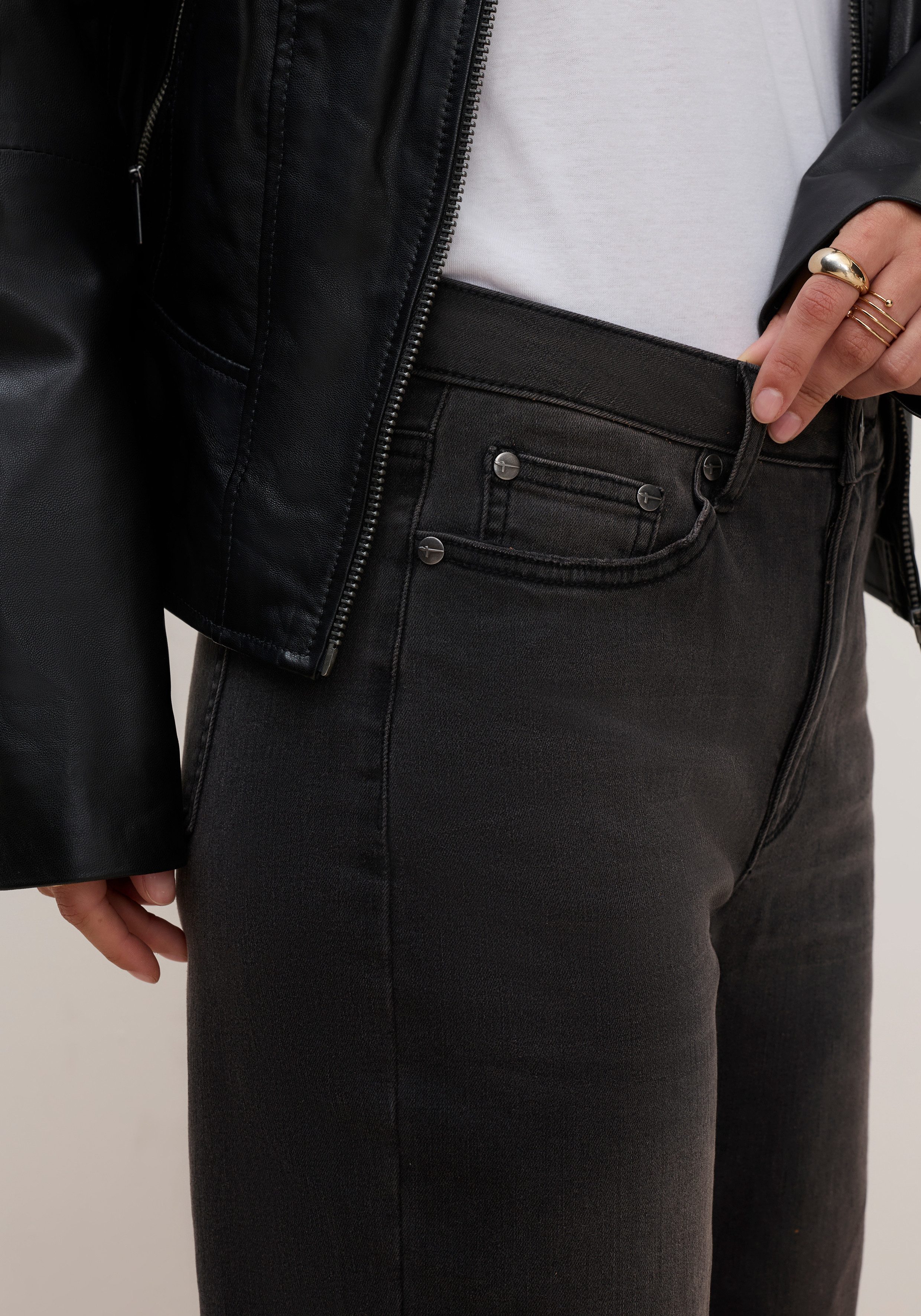 Tamaris Weite Jeans mit modischer Silhouette und hohem Tragekomfort hohe Leibhöhe, langer Schnitt, mit Knopf-Applikationen. € 65,99, (€ 65,99 pro 1 Stk).