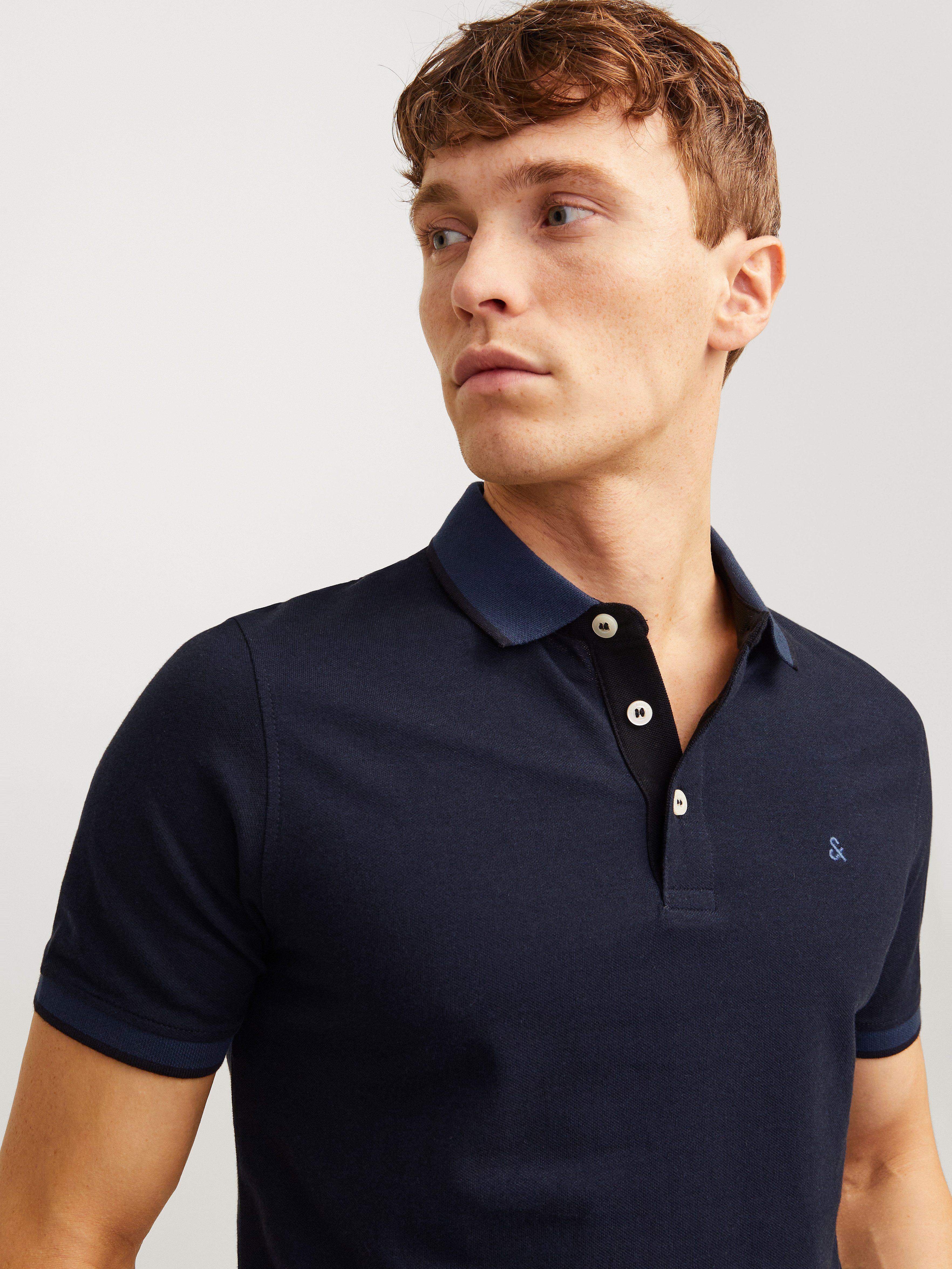 Jack & Jones Poloshirt JJEPAULOS Poloshirt mit klassischem Kragen und figurbetonter Form Logostickerei, modisch, schmal, Baumwolle, Polokragen