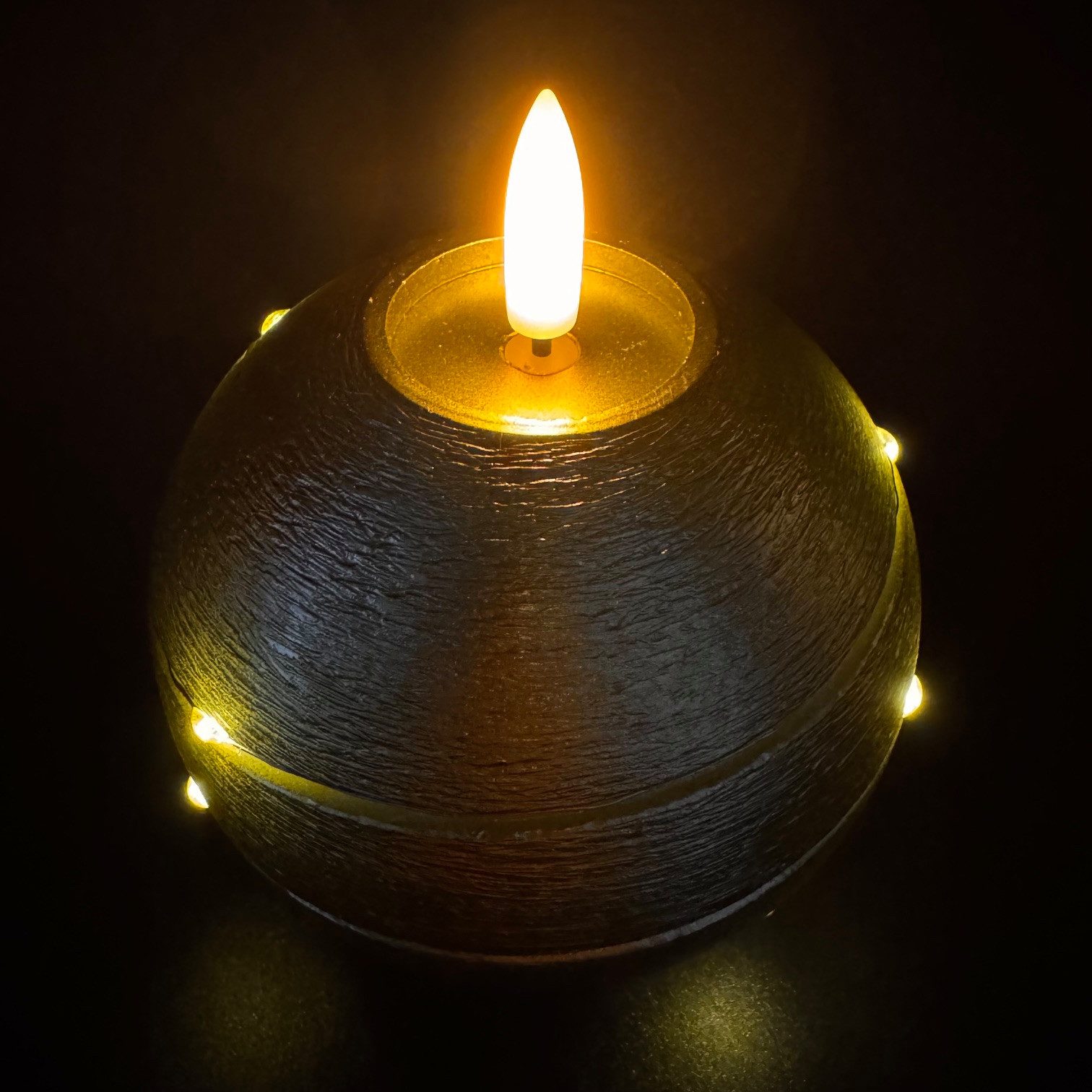 Online-Fuchs LED-Kerze 4 runde Kugelkerzen aus Echtwachs mit Timer & LED-Lichterkette, realistische Kerzenflamme, warmweiße Flamme und Lichterkette, praktische  – Bild 4 von 5
