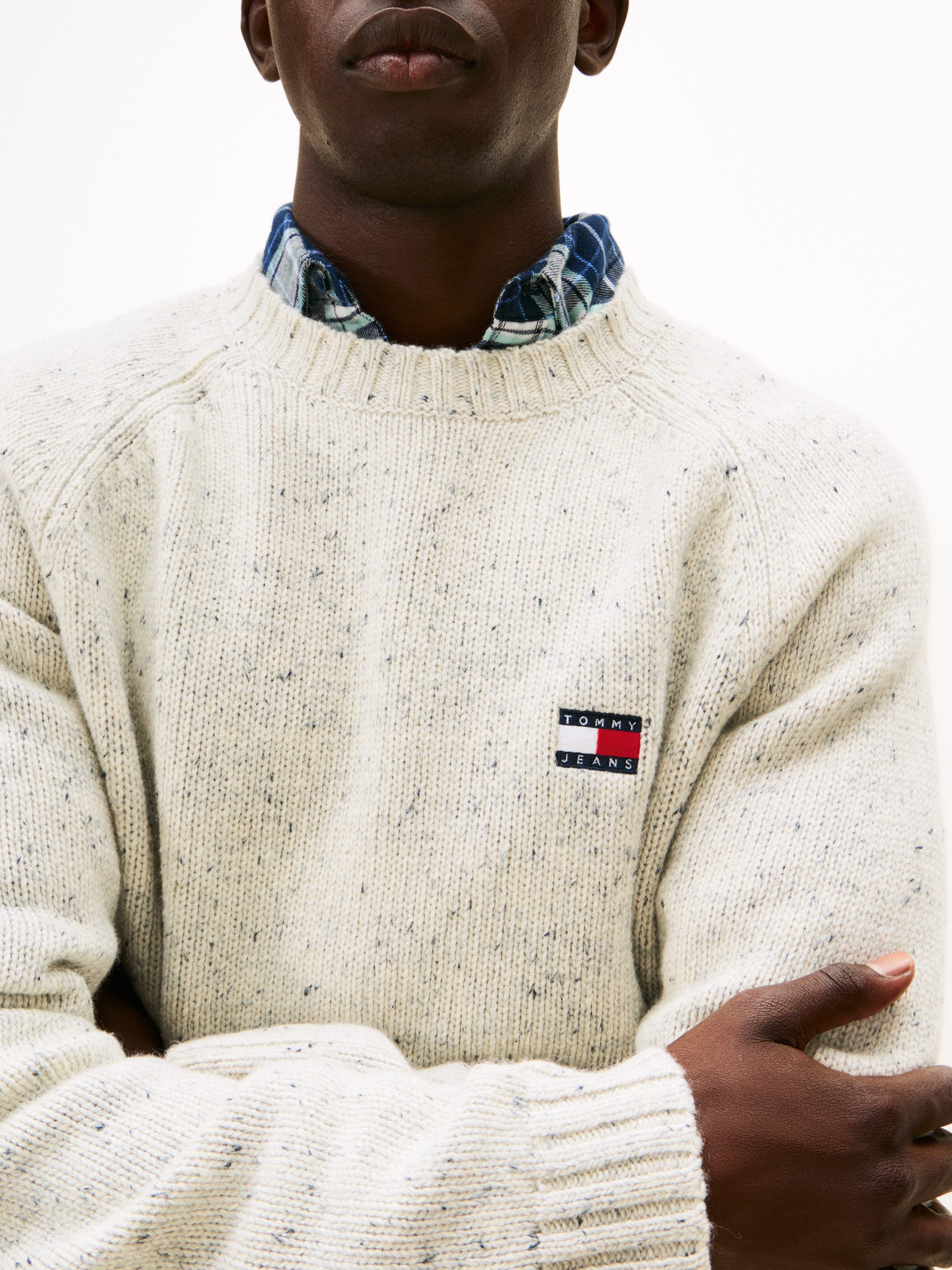 Tommy Jeans Rundhalspullover TJM REGULAR BADGE melierte Optik