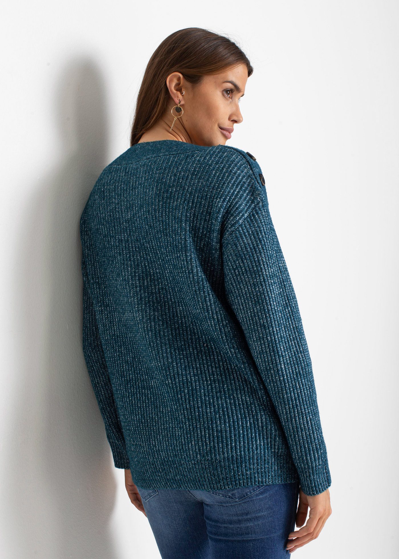 bonprix Strickpullover in Melange-Optik, leicht überschnittene Schultern mit Knopfverzierung