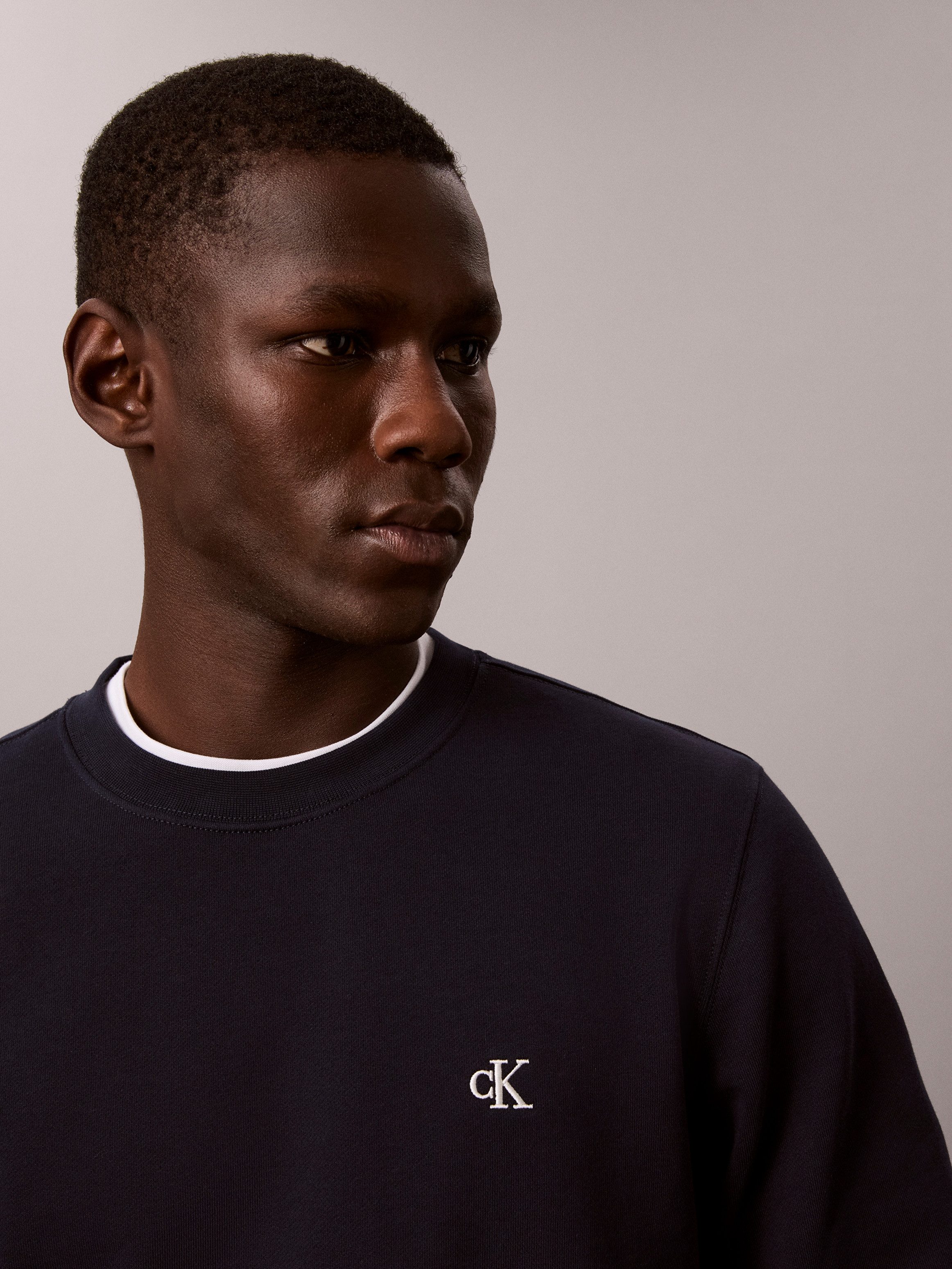 Calvin Klein Jeans Sweatshirt Rundhalsuasschnitt, Regular Fit, Logo-Stickerei – Bild 3 von 5