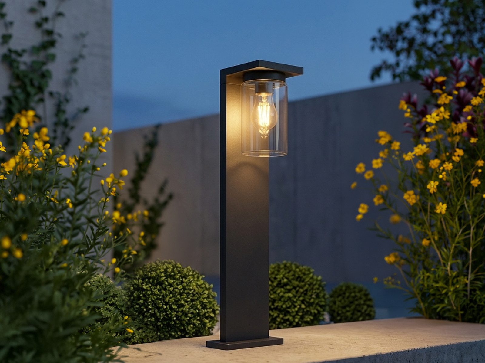TRIO Leuchten LED Pollerleuchte mit Dämmerungssensor, Höhe 65cm, Dämmerungssensor über Schalter an der Leuchte einstellbar, LED wechselbar, Warmweiß, Garten-Laterne Landhausstil, Wegbeleuchtung Außenleuchte inkl. E27 LED
