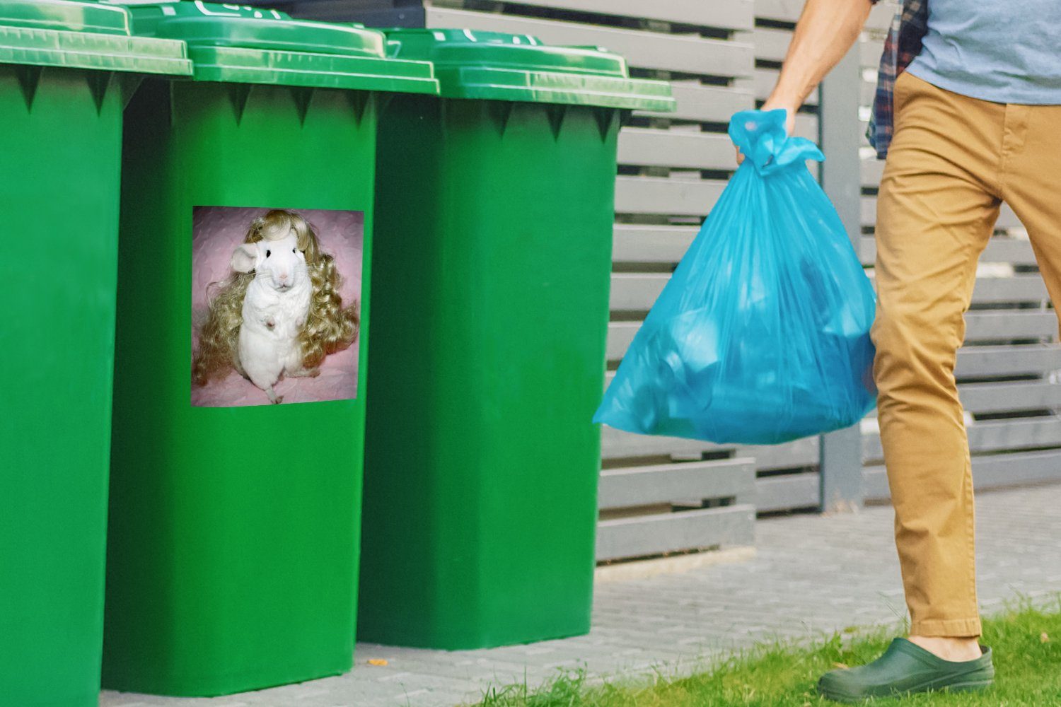 MuchoWow Wandsticker Ein Chinchilla mit Sticker, Container, (1 Mülltonne, blonder Abfalbehälter Puppenperücke St), Mülleimer-aufkleber