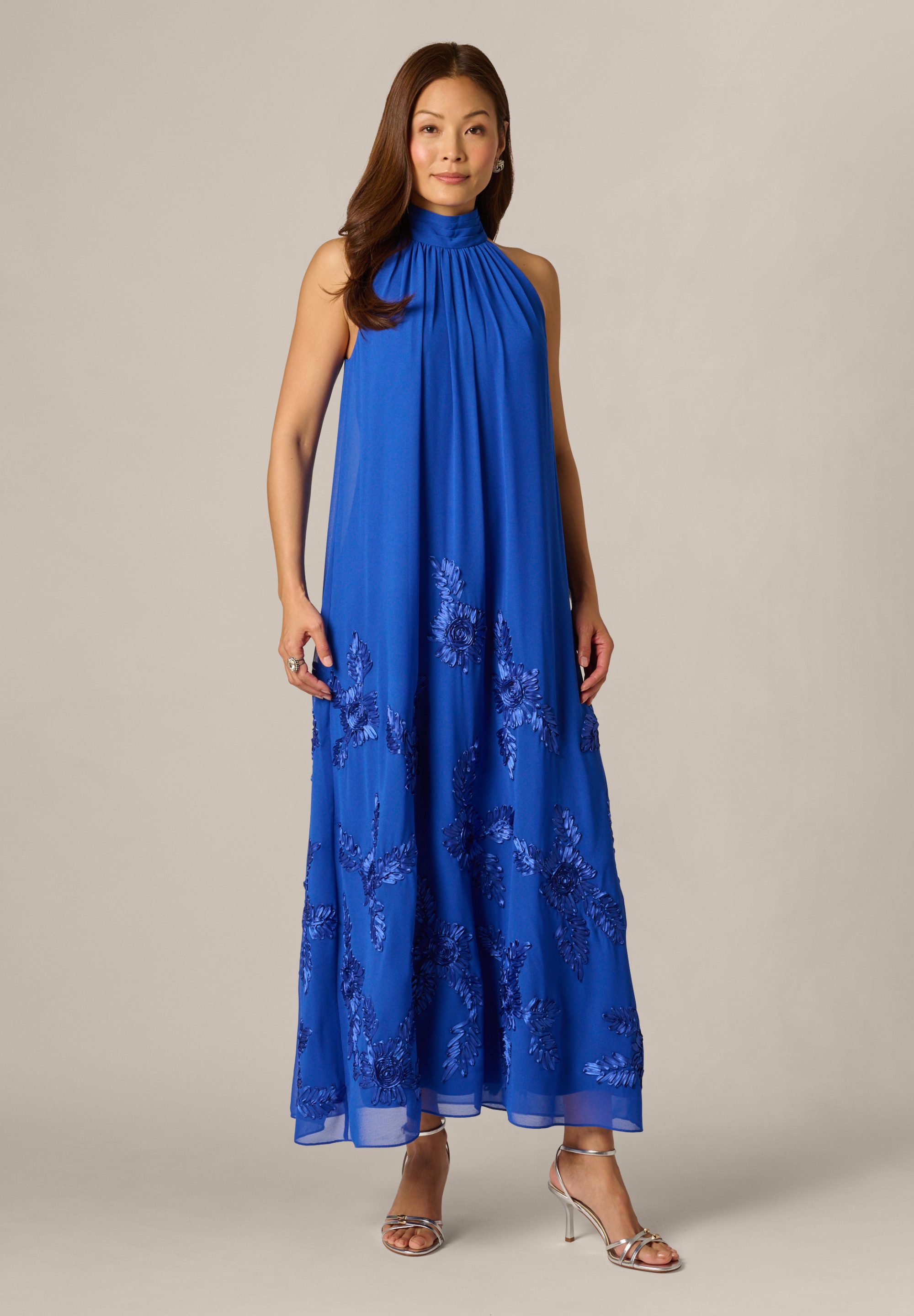 Adrianna Papell Abendkleid Soutache GGT Swing Dress Ein fließendes, lässiges Neckholder-Kleid mit Perlenverzierung