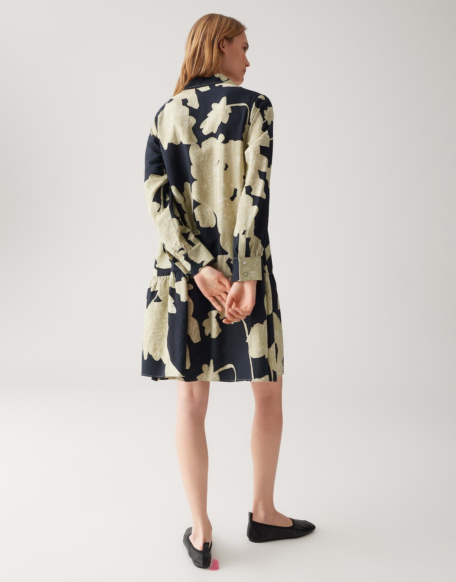 OPUS Hemdblusenkleid WEMMY ANALOGUE aus ECOVERO™ Viskosemix knielang, Saum mit Volantbesatz, Schlitz am Ärmelsaum