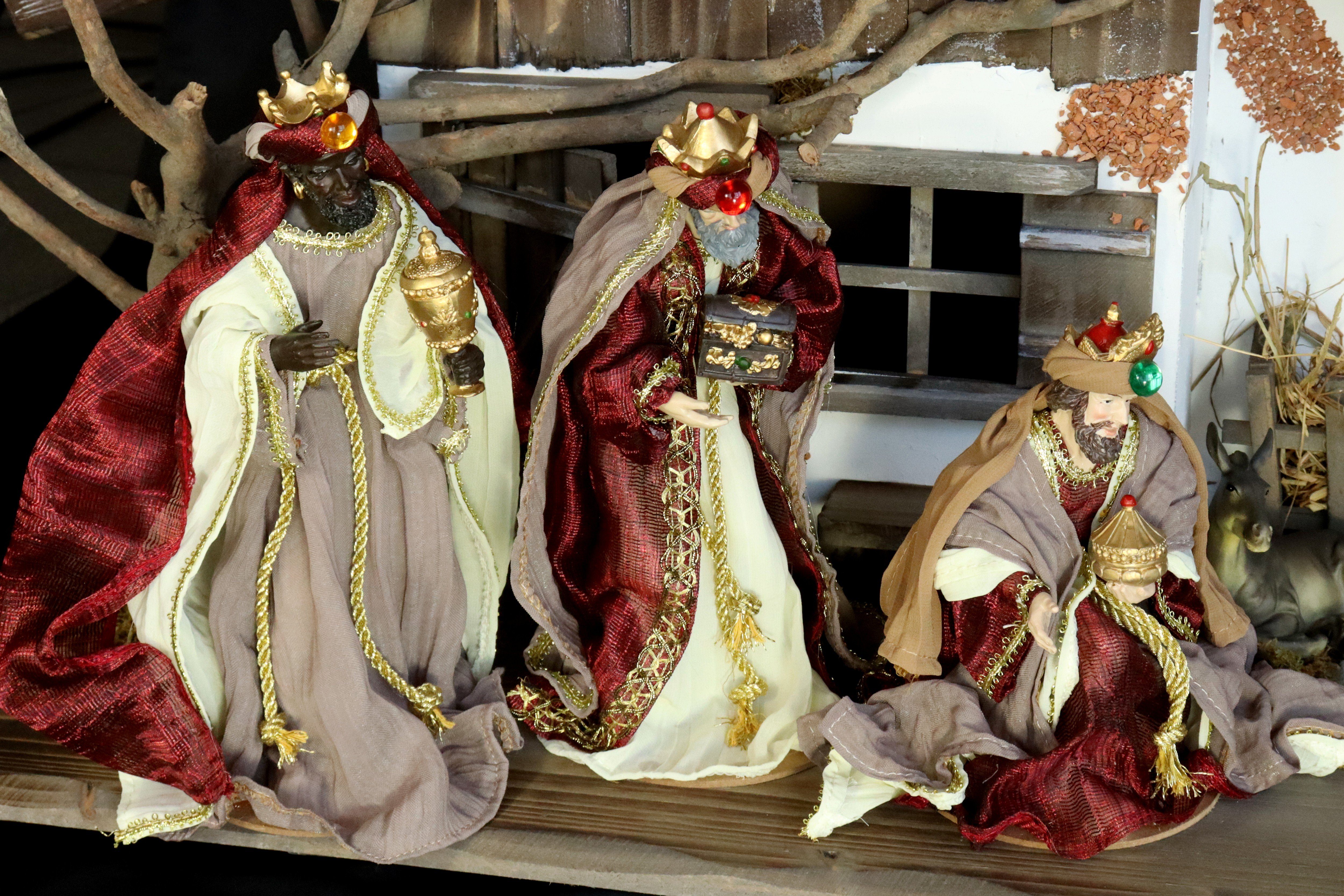 Weihnachtskrippe Krippenstall Krippenstall, aus Krippe aus Figuren Kleidern 115*44*58cm (11-tlg), Krippenfiguren) mit großer ELLUG Holz Holz, (MIT