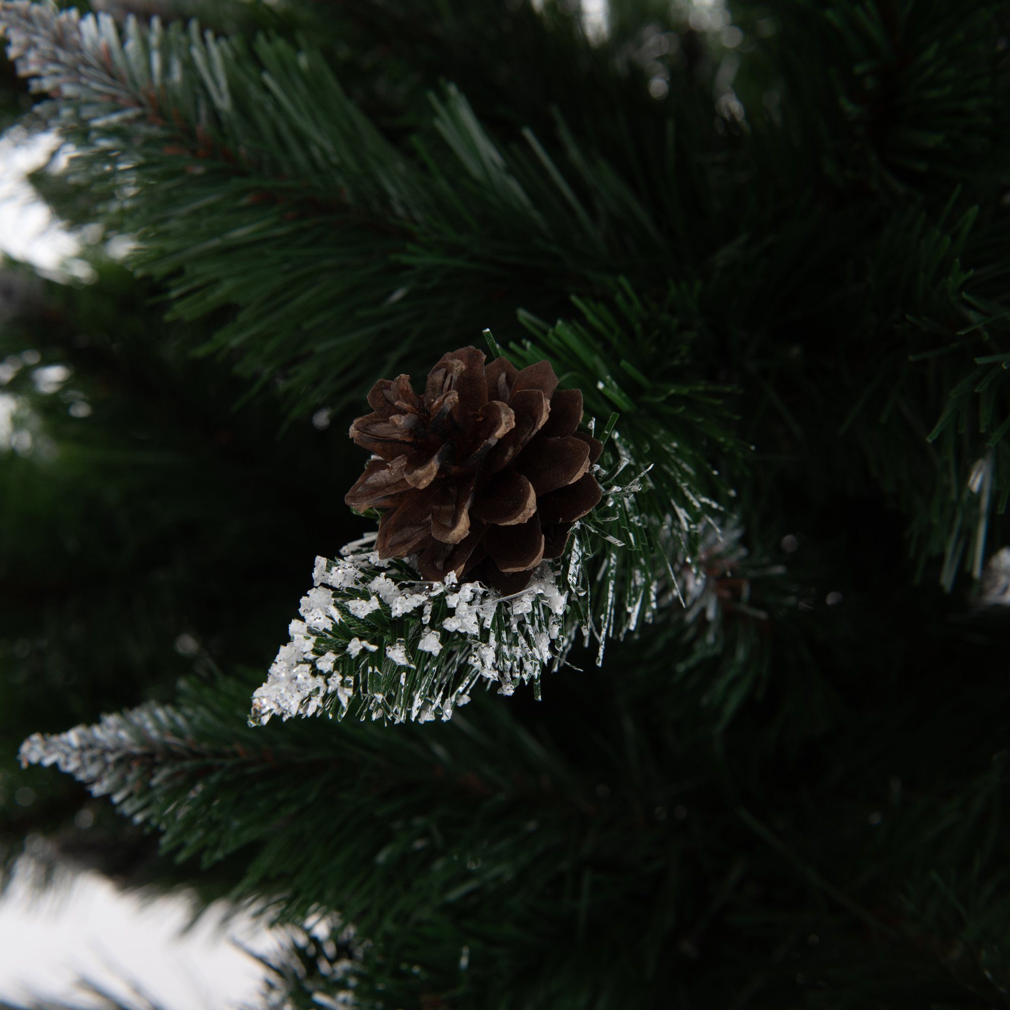 - DekoPrinz® Kiefer grün Bergamo Zapfen, Hochstamm Stem gefrostet mit Künstlicher Weihnachtsbaum