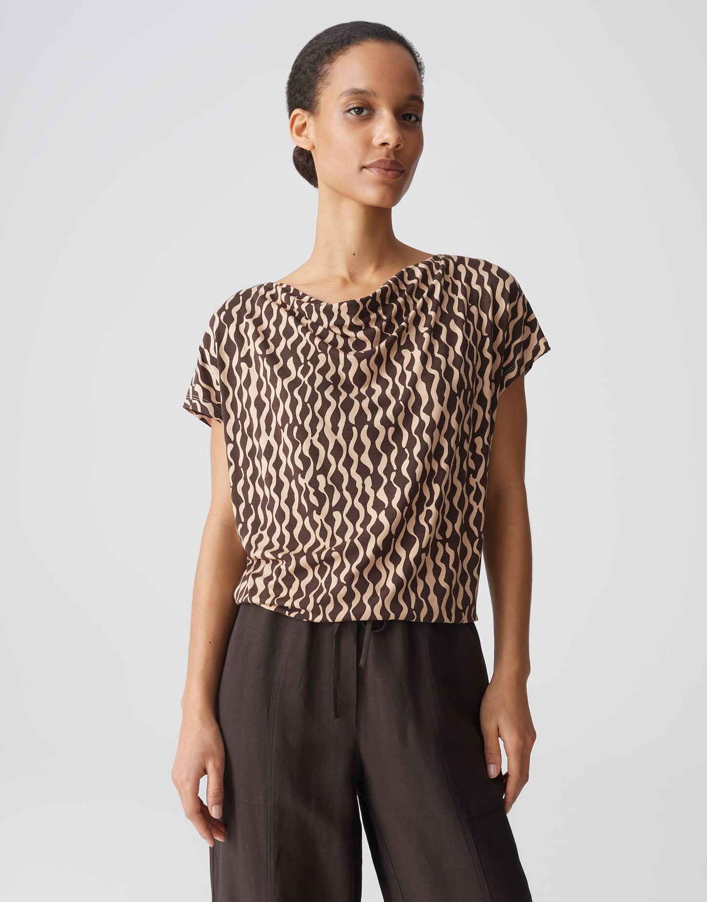 OPUS Print-Shirt SAPAYA MOTION mit All-Over-Print Wasserfallkragen ergänzt die weiche Drapierung