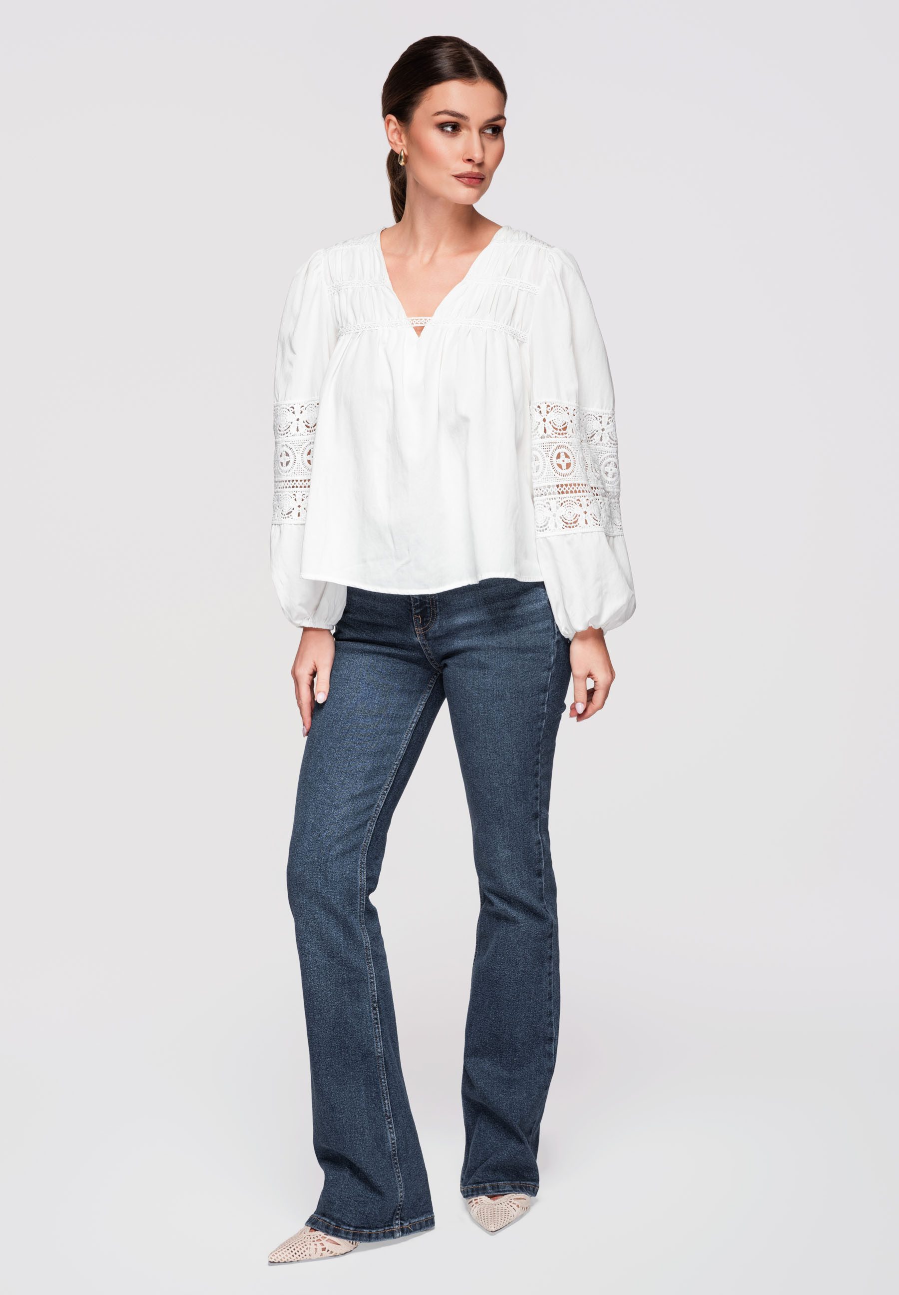 OMBRE Langarmbluse Damen Bluse V-Ausschnitt Boho Style Weiß M (kein Set, 1-tlg) Ażurowe Einsätze an den Ärmeln, leicht transparenter Effekt