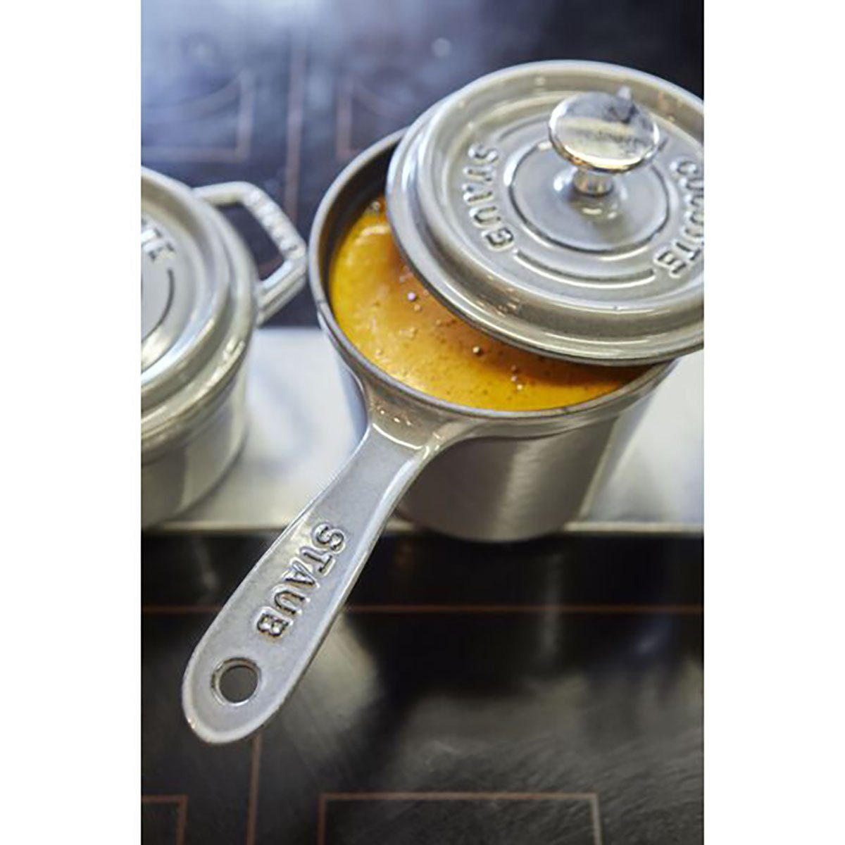 Staub Aufgusstopf Staub Specialities Stieltopf, 14 cm rund Gusseisen Graphit-Grau, (1St)