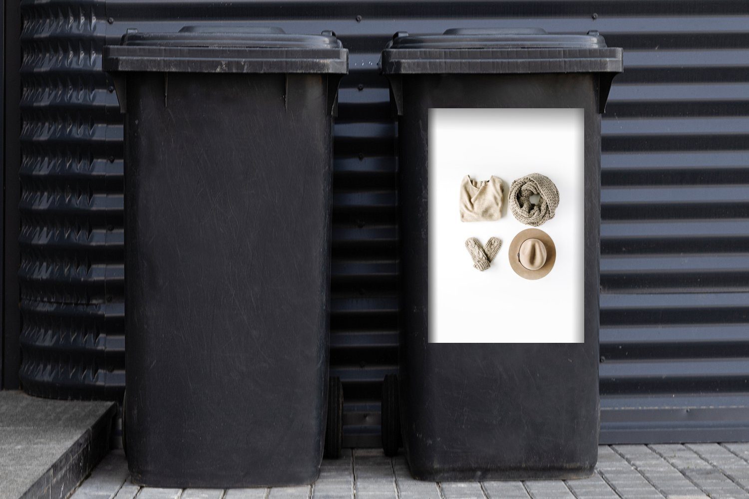 Wandsticker Container, Mülleimer-aufkleber, Mütze Abfalbehälter - Sticker, Schal St), (1 Mülltonne, - Winter - Pullover MuchoWow