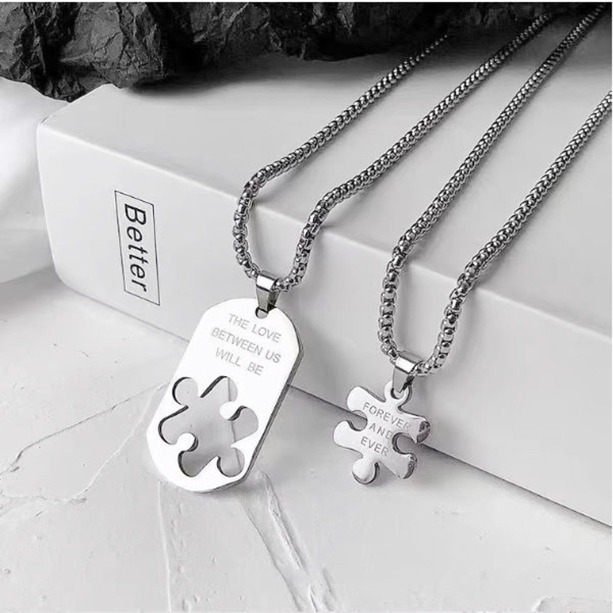 KARMA Freundschaftskette Partnerketten Puzzle Silber Paarschmuck (Pärchenschmuck Valentinstag, 4-tlg., Liebesketten Verlobung Liebe Paar), Freundschaft Liebe Halsketten Herz silber schwarz