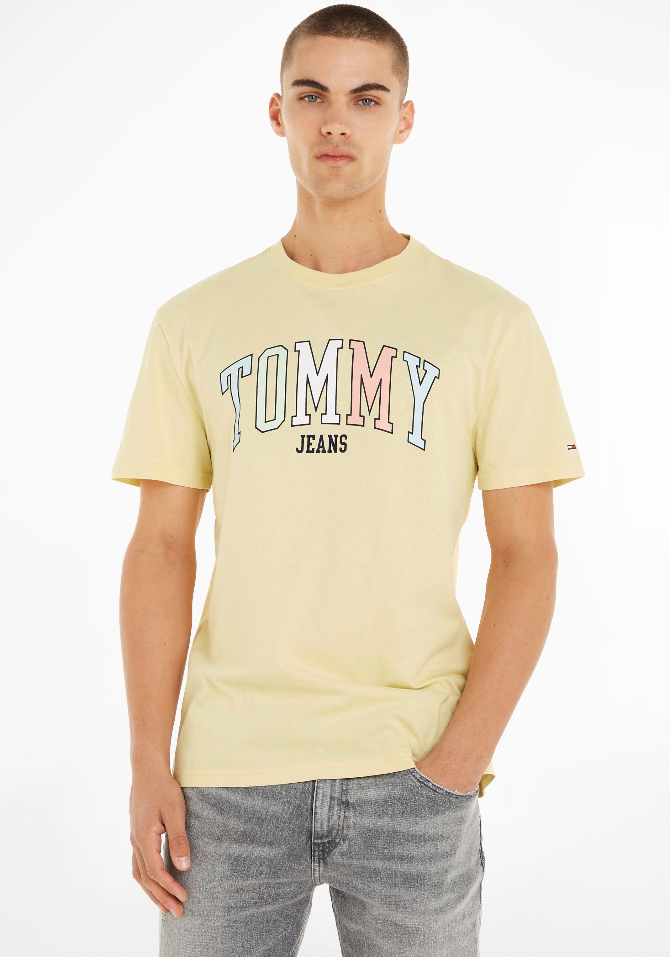 Tommy Jeans T-Shirt TJM CLSC COLLEGE POP TOMMY TEE mit großem Logo-Frontmotiv LemonZest