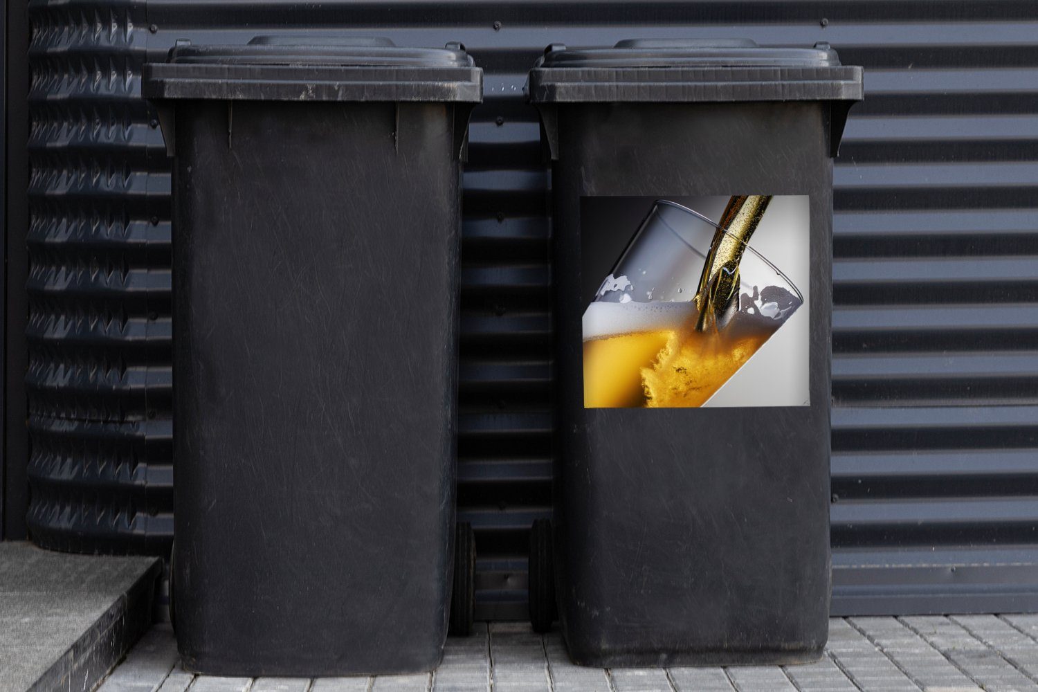Container, Fass auf dunklem (1 Mülleimer-aufkleber, Wandsticker Bier MuchoWow Mülltonne, Sticker, vom St), Abfalbehälter Hintergrund