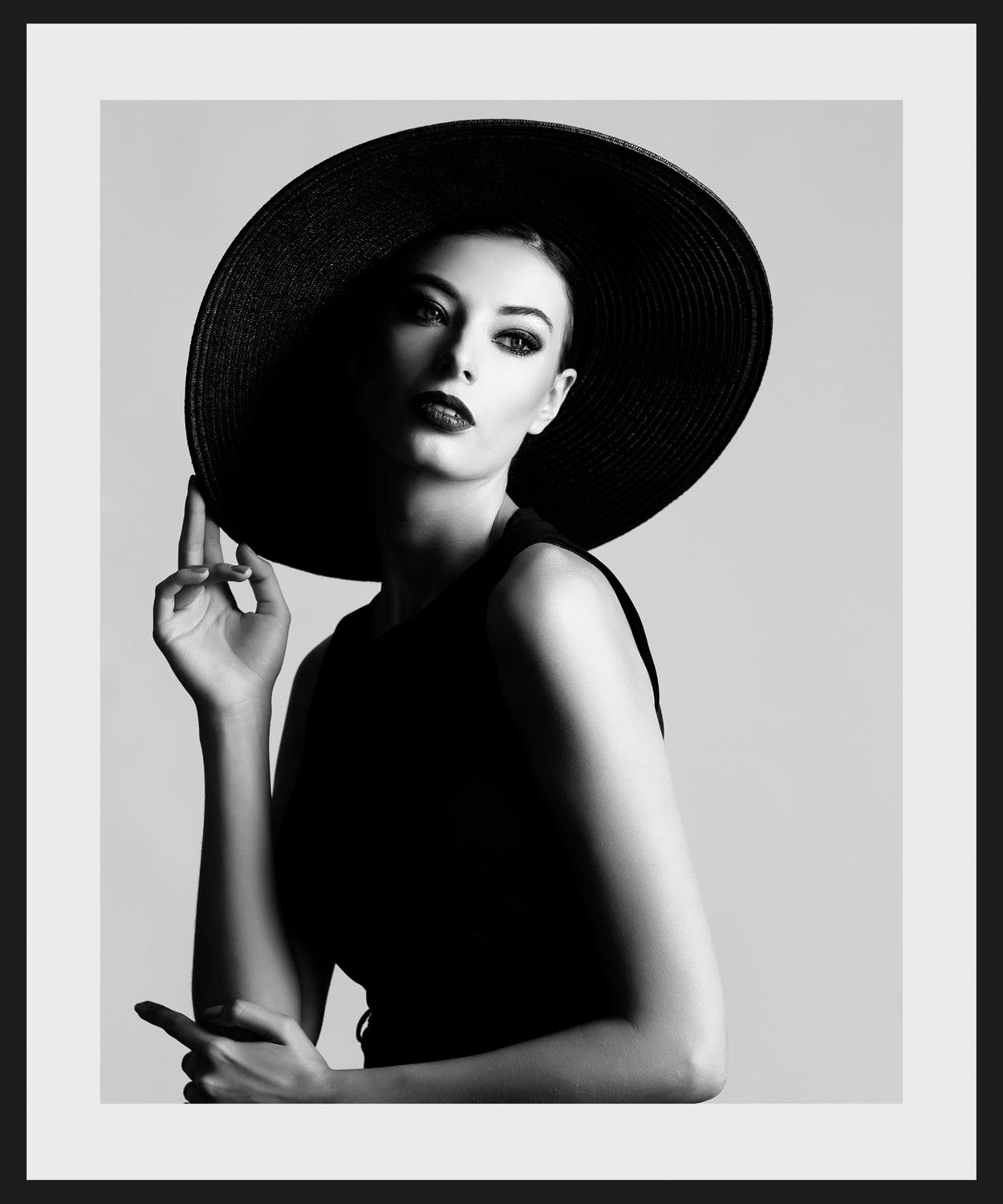 queence Bild mit Rahmen oder Poster, Evgenia, Bilder von Frauen, Fashion, Foto, Frau, Magazincover, Mode, Portrait, Porträts, Schwarz-Weiß (1 St), HD Premium Druck. € 29,85