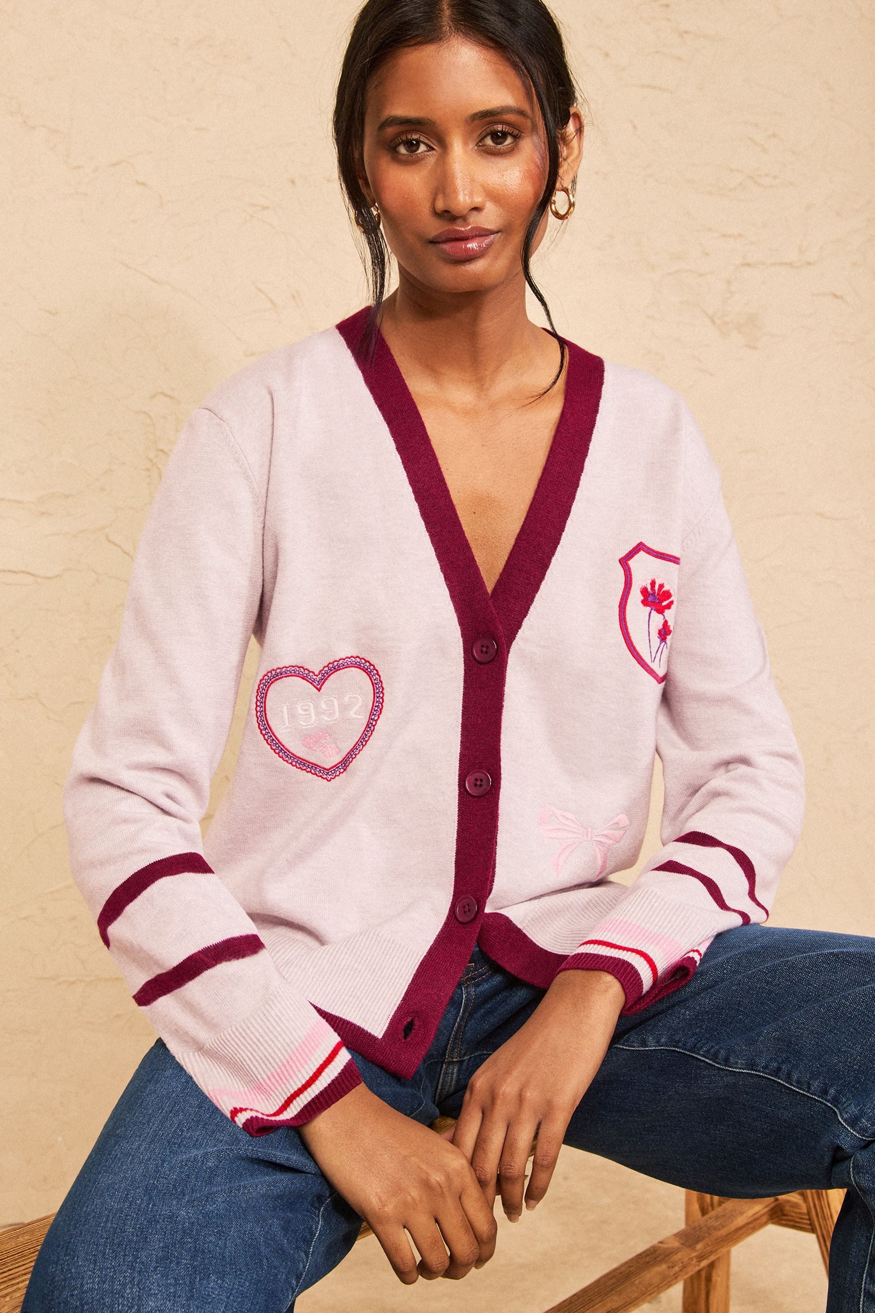 Love & Roses Strickjacke Love & Roses Varsity-Strickjacke mit V-Ausschnitt (1-tlg)