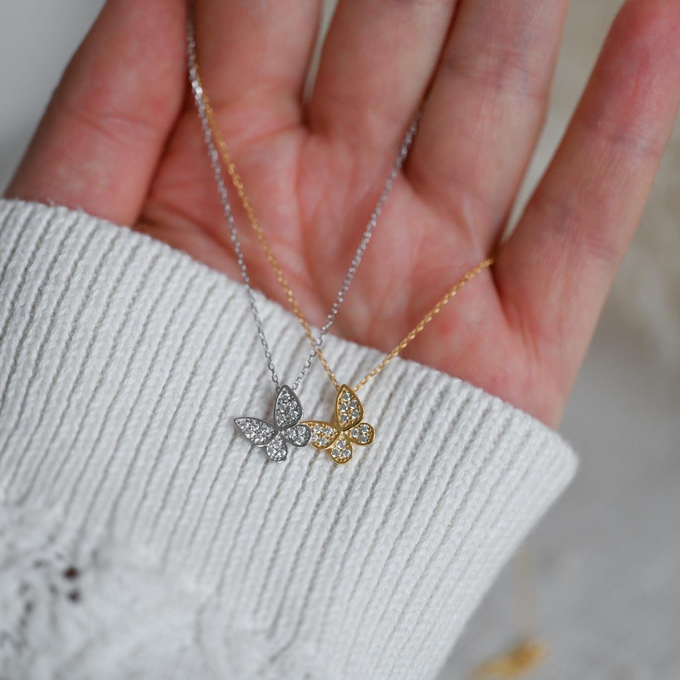 Runde Perlé Kette mit Anhänger zarte Kette mit Schmetterling Anhänger, 925er Silber, 18K Gold, kleiner Anhänger Schmetterling, Zirkon (inkl. Geschenkverpackung)