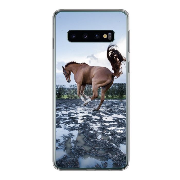 MuchoWow Handyhülle Ein bockendes Pferd in den Pfützen Phone Case Handyhülle Samsung Galaxy S10 Silikon Schutzhülle