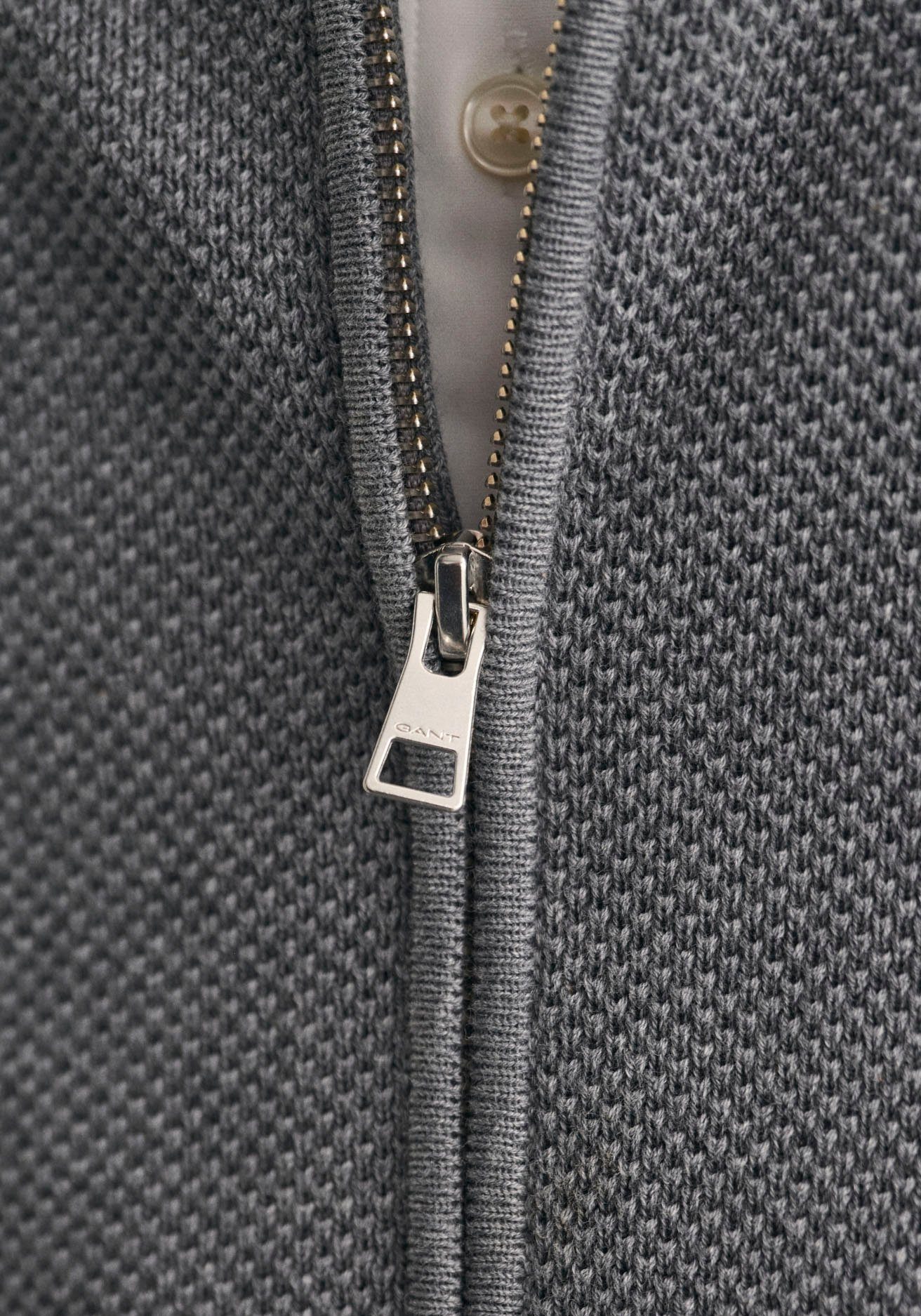 Gant Strickjacke COTTON PIQUE ZIP auf der grey dark CARDIGAN Logostickerei mit Brust melange