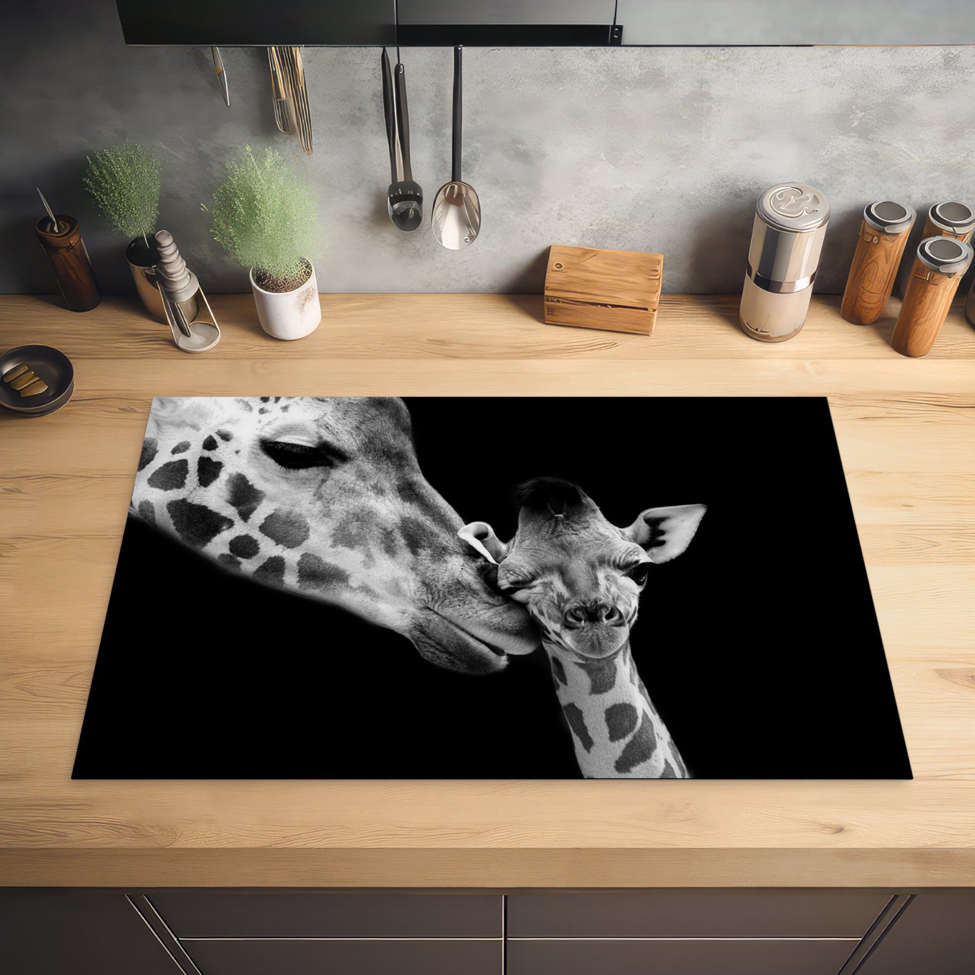 Weiß Giraffe MuchoWow - tlg), Herdblende-/Abdeckplatte Arbeitsplatte Schwarz - - 81x52 Tiere Ceranfeldabdeckung, (1 cm, Porträt, für - Vinyl, küche