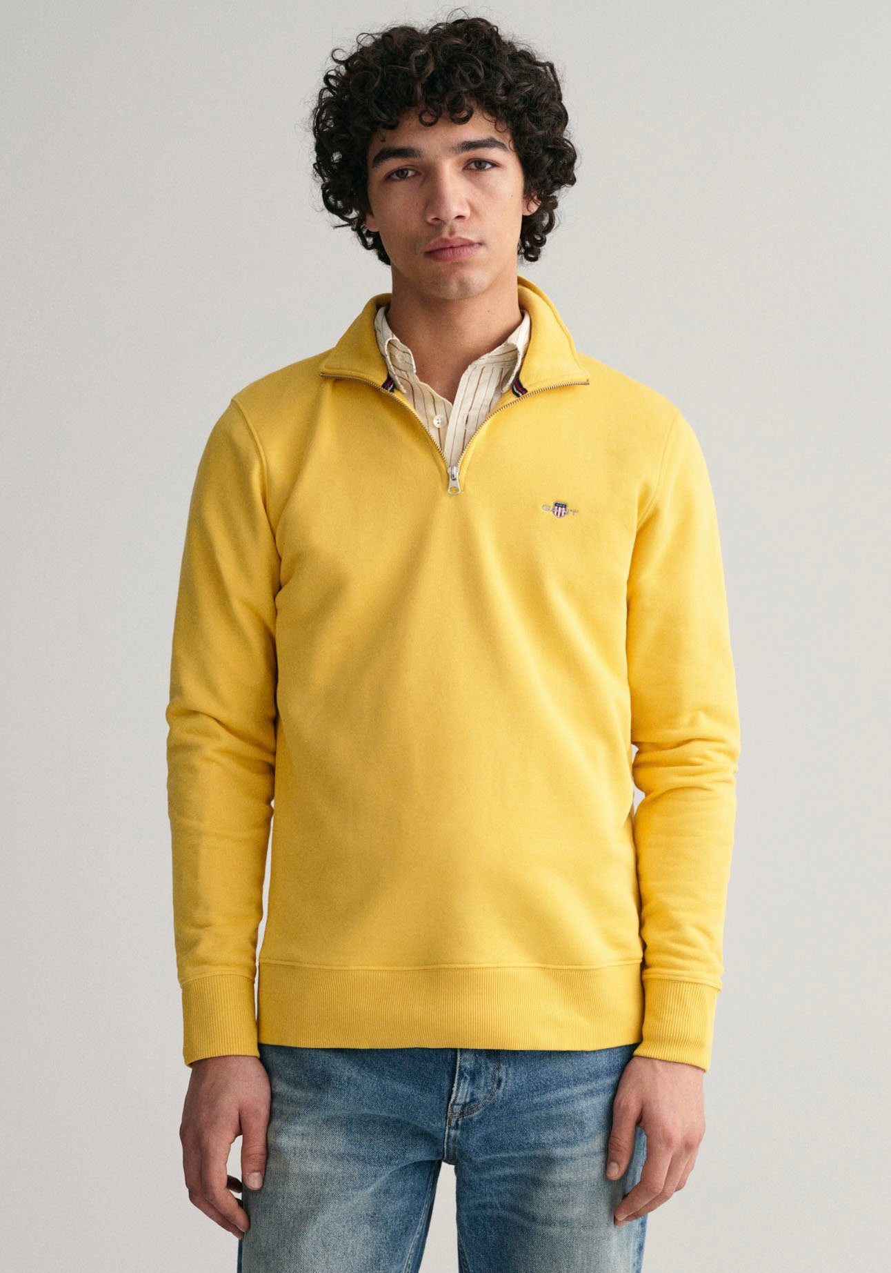 Gant Sweatshirt REG SHIELD HALF ZIP SWEAT mit Logostickerei auf der Brust parchment yellow