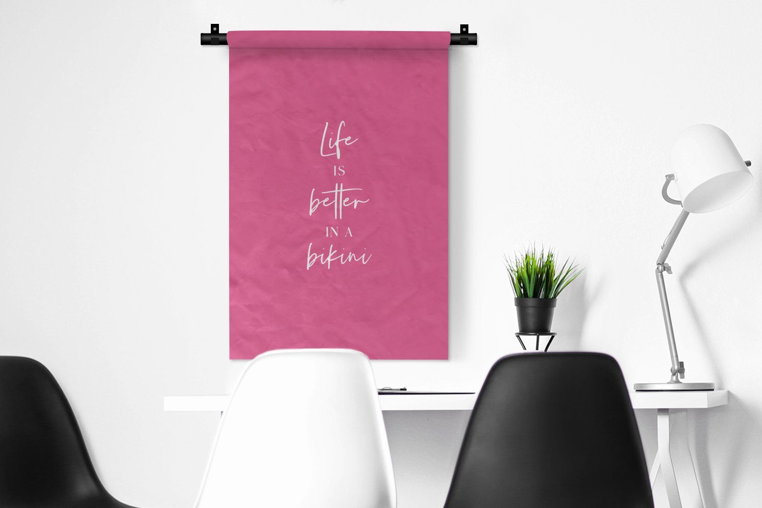 MuchoWow Wanddekoobjekt Das Leben ist - besser Kleid, Pink, Wanddeko im Wohnzimmer, Kinderzimmer Bikini Wandbehang, - Schlafzimmer, für Zitat