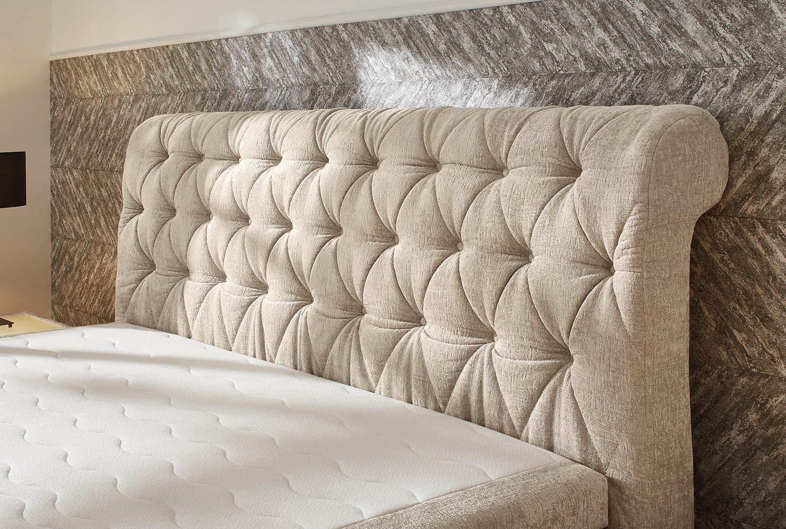 Jockenhöfer Gruppe Boxspringbett SCARLETT inkl. 7-Zonen-TTFK-Matratze H3/H4 und Topper (mit 9 cm Kaltschaum-Topper), Chenille-, Velours- oder Samtähnlicher-Bezu – Bild 3 von 5