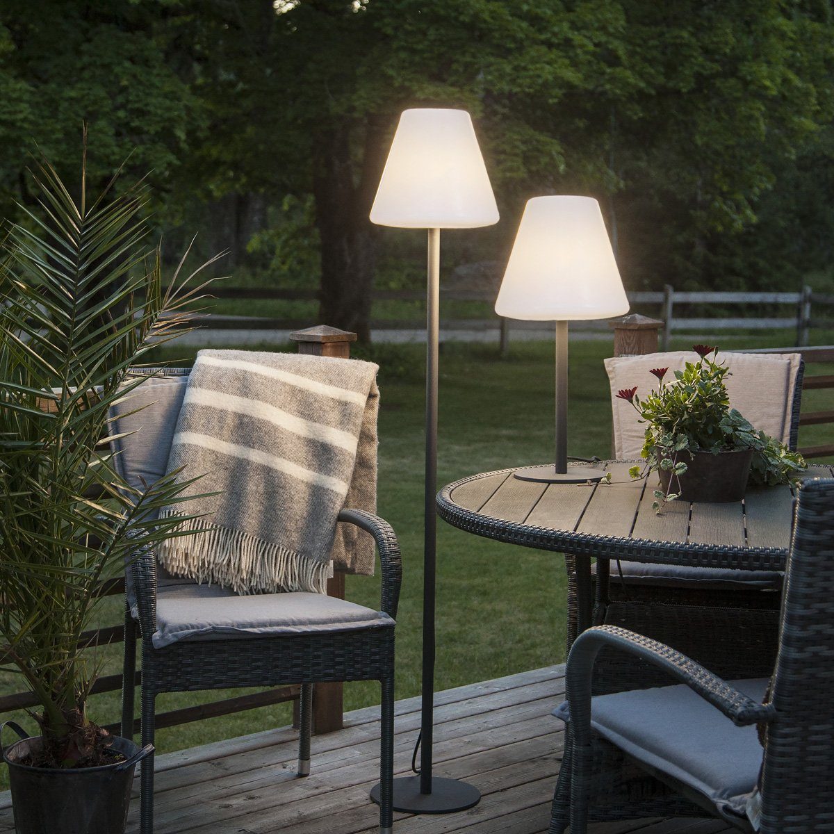 STAR TRADING LED Außen-Tischleuchte Garten-Beistelllampe/Tischlampe 60cm weißer Lampenschirm E27 Außen
